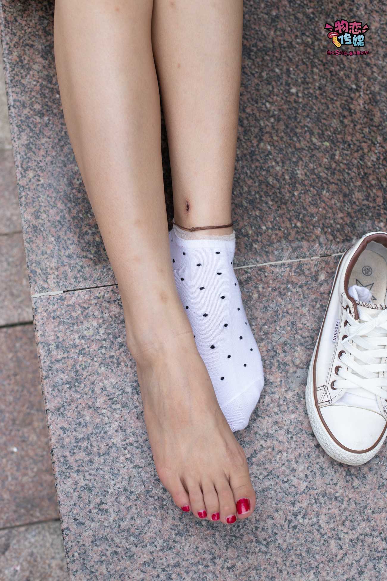 图片[22]-物恋传媒 No.51 俏皮露肩T恤搭配粉色小短裙,白色板鞋配白色斑点袜 [148P] – 速更版-美库