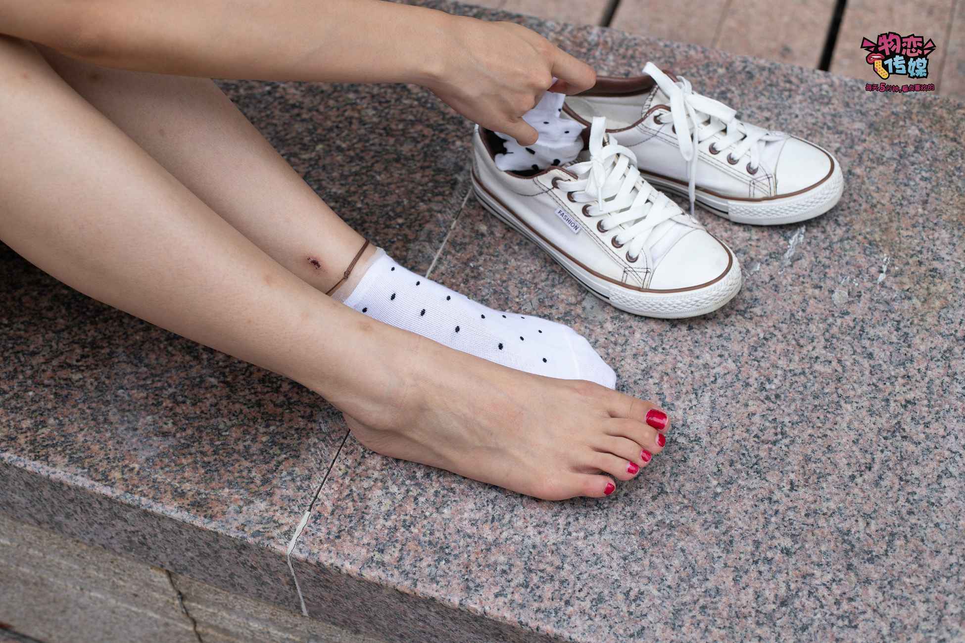 图片[23]-物恋传媒 No.51 俏皮露肩T恤搭配粉色小短裙,白色板鞋配白色斑点袜 [148P] – 速更版-美库