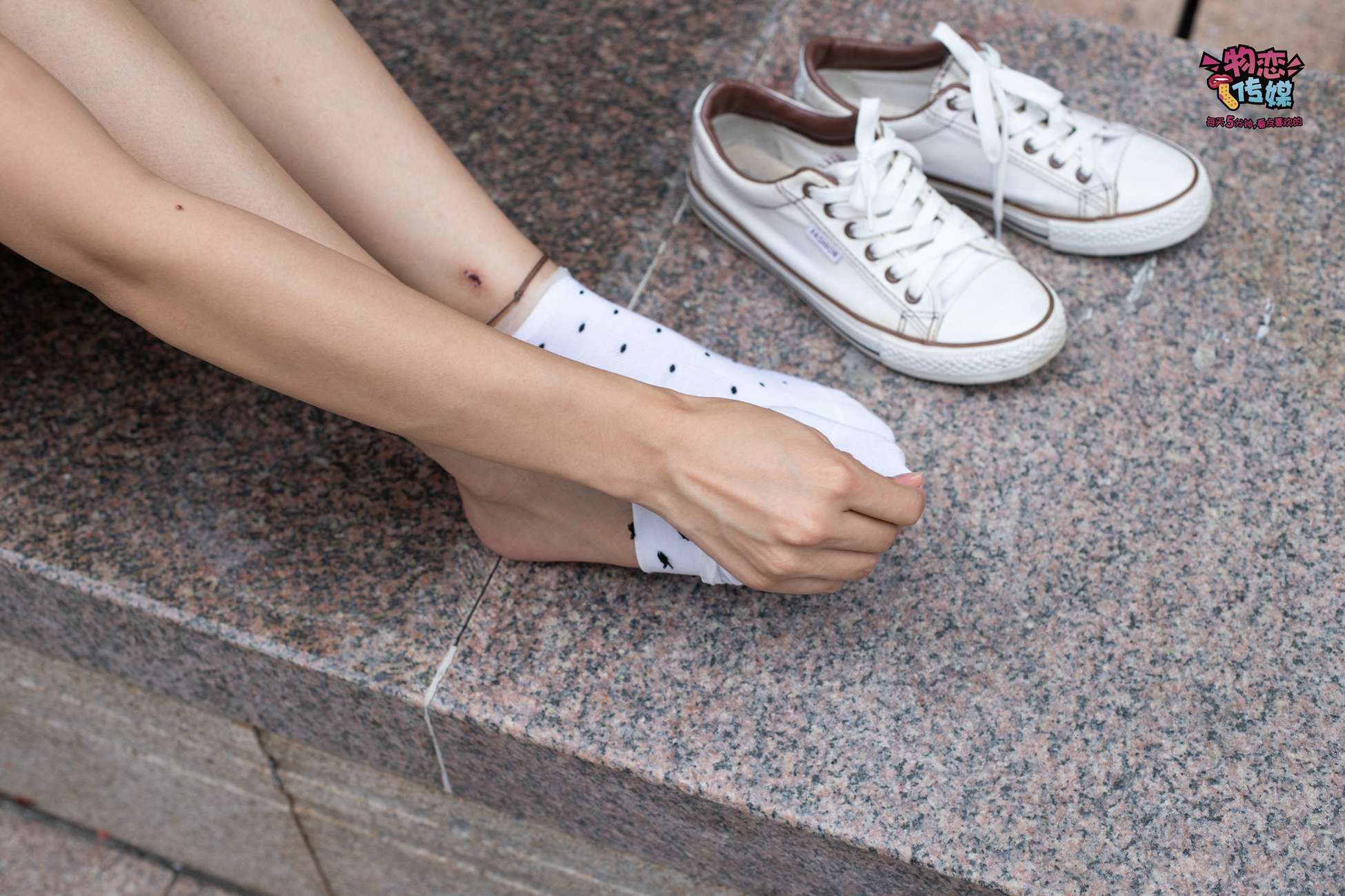 图片[25]-物恋传媒 No.51 俏皮露肩T恤搭配粉色小短裙,白色板鞋配白色斑点袜 [148P] – 速更版-美库