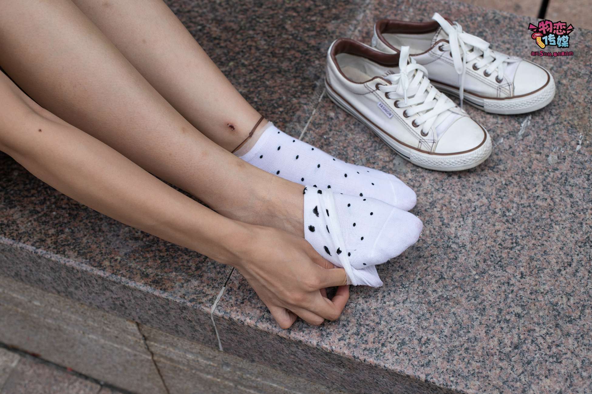 图片[26]-物恋传媒 No.51 俏皮露肩T恤搭配粉色小短裙,白色板鞋配白色斑点袜 [148P] – 速更版-美库