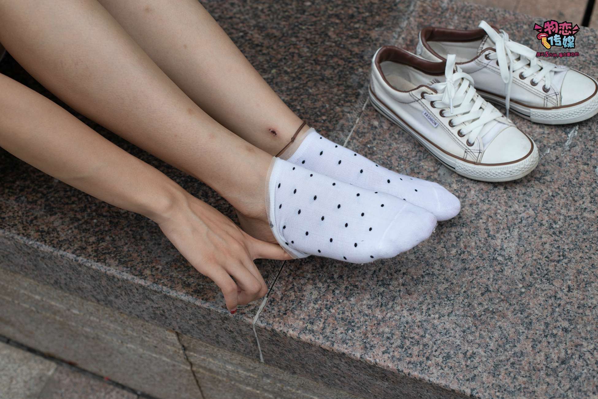 图片[27]-物恋传媒 No.51 俏皮露肩T恤搭配粉色小短裙,白色板鞋配白色斑点袜 [148P] – 速更版-美库