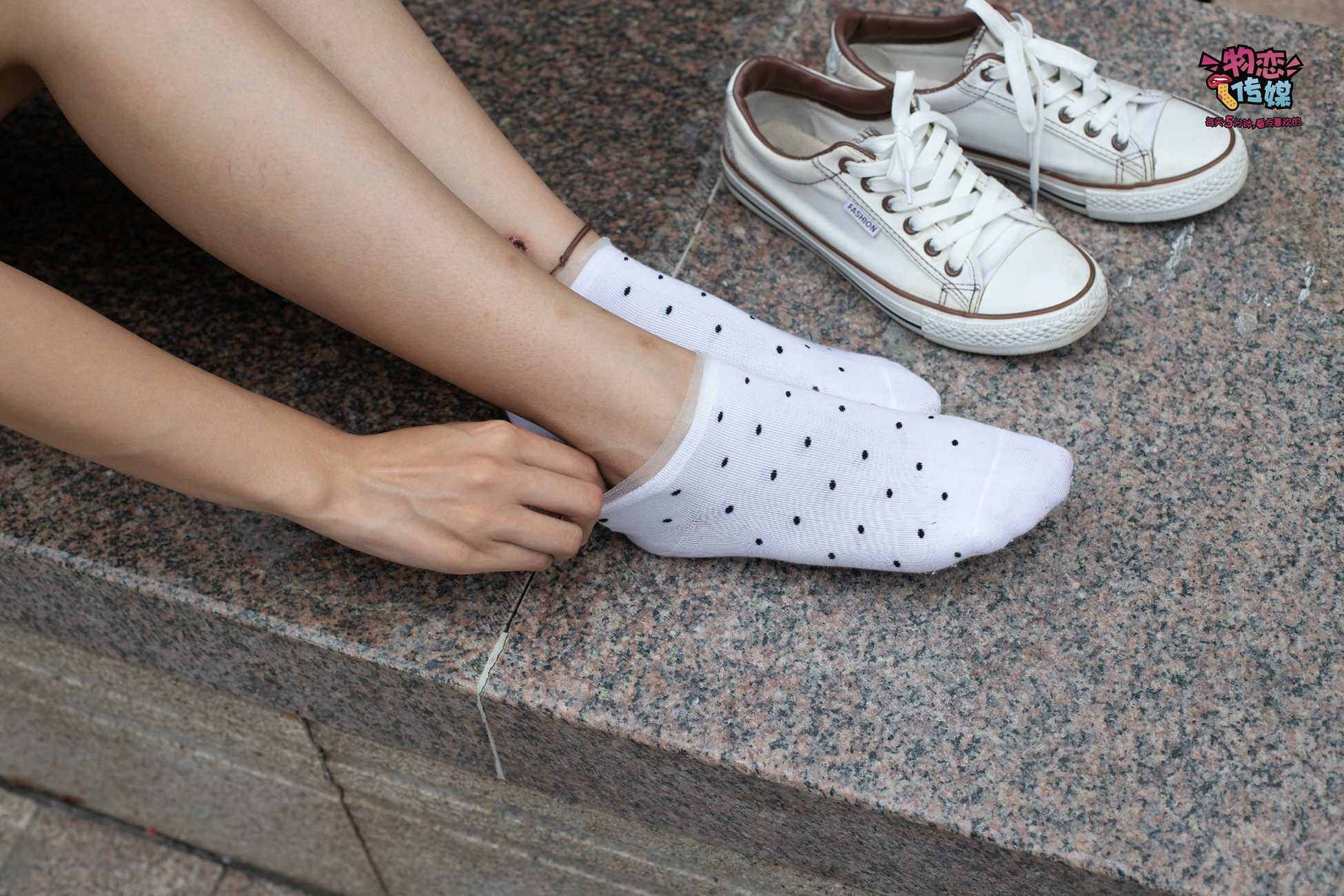 图片[28]-物恋传媒 No.51 俏皮露肩T恤搭配粉色小短裙,白色板鞋配白色斑点袜 [148P] – 速更版-美库