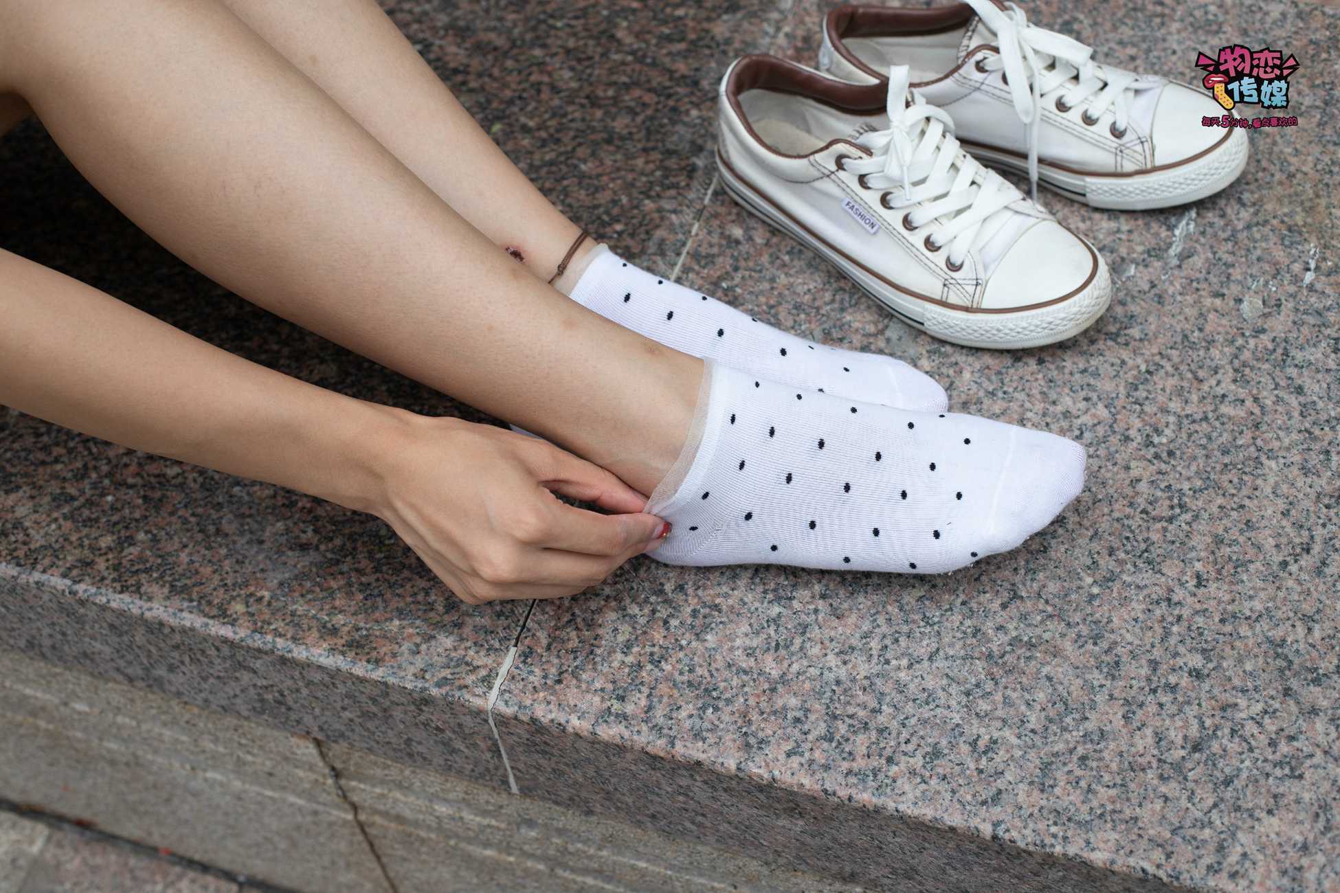 图片[29]-物恋传媒 No.51 俏皮露肩T恤搭配粉色小短裙,白色板鞋配白色斑点袜 [148P] – 速更版-美库