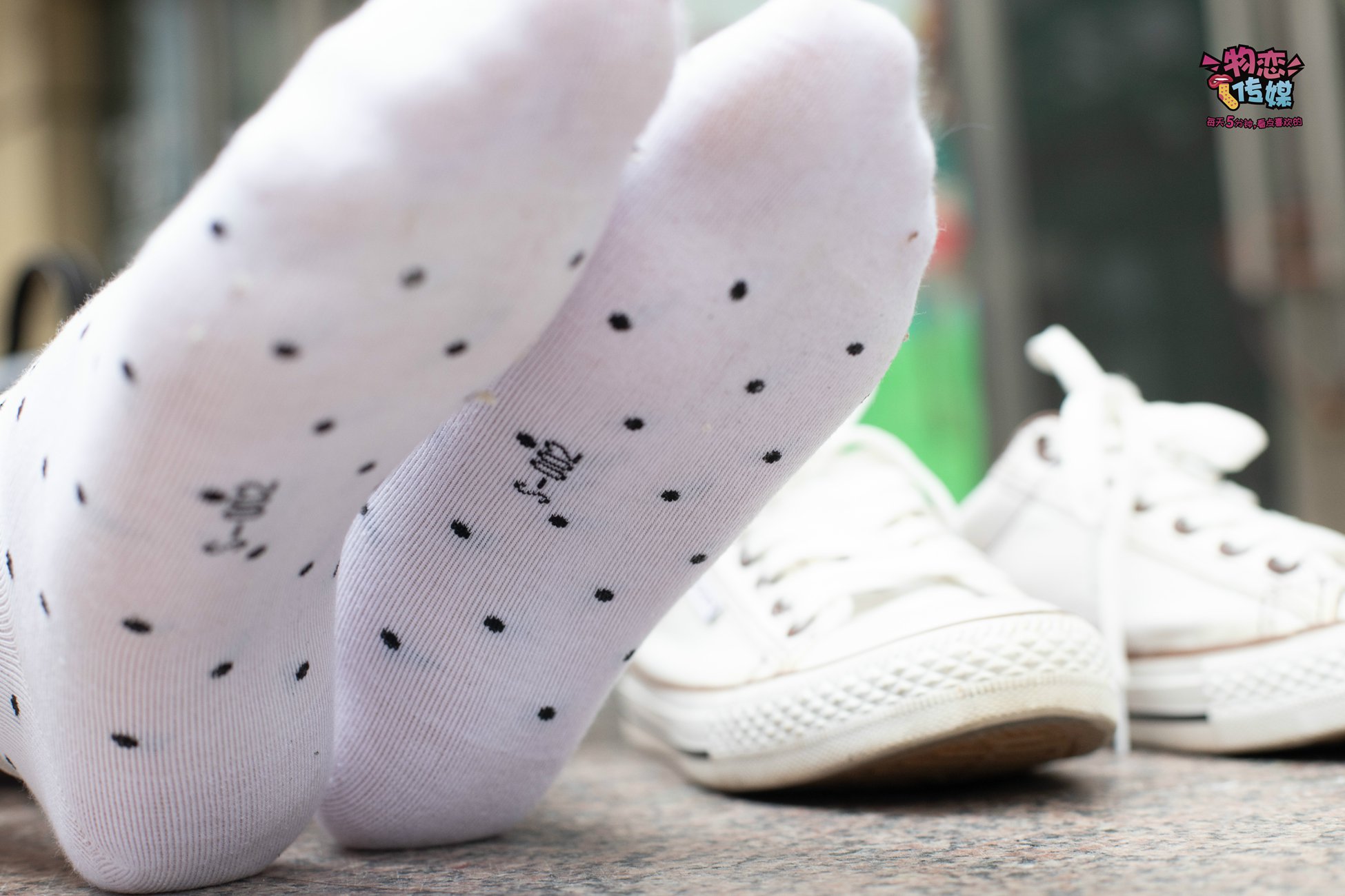 图片[31]-物恋传媒 No.51 俏皮露肩T恤搭配粉色小短裙,白色板鞋配白色斑点袜 [148P] – 速更版-美库