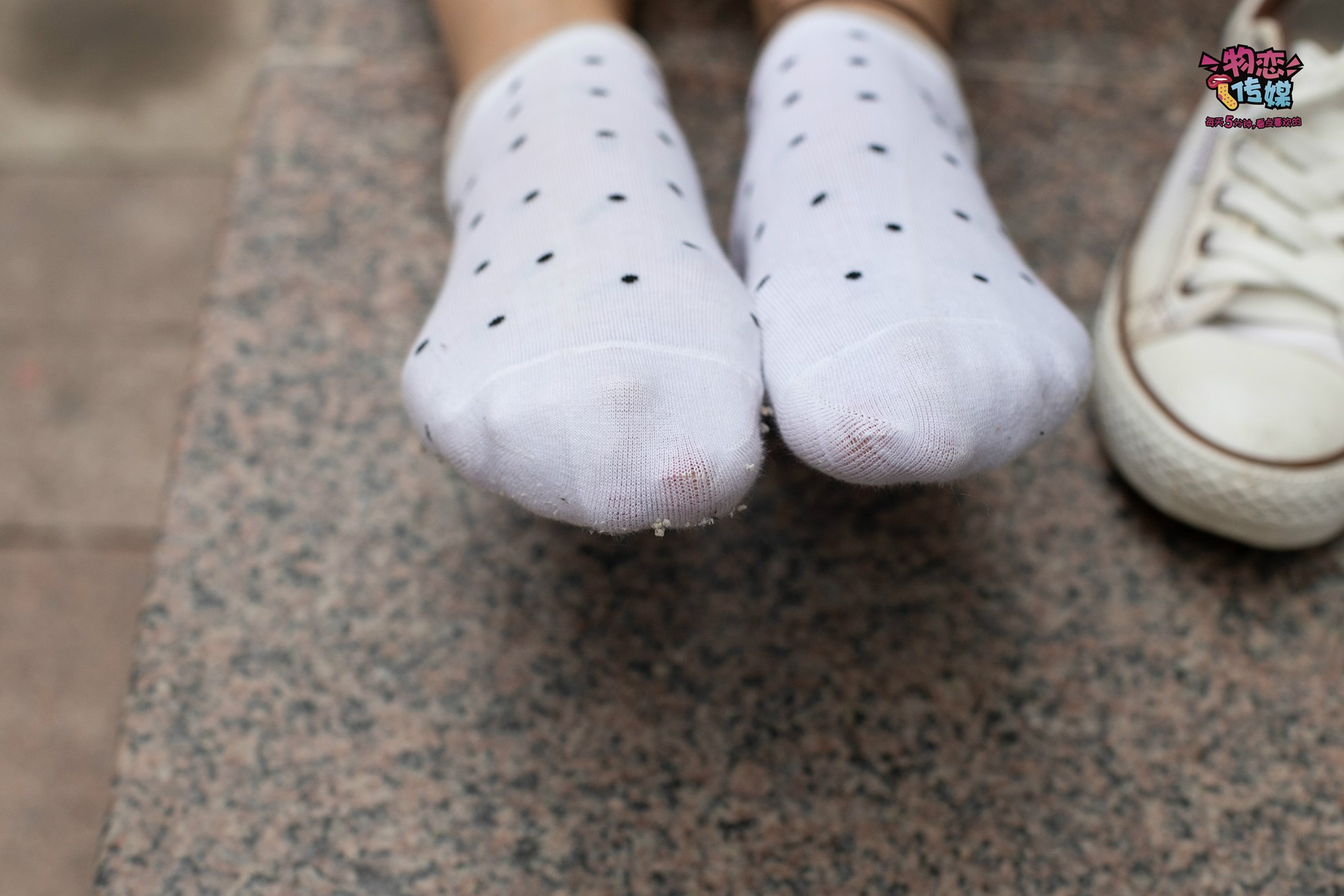 图片[32]-物恋传媒 No.51 俏皮露肩T恤搭配粉色小短裙,白色板鞋配白色斑点袜 [148P] – 速更版-美库