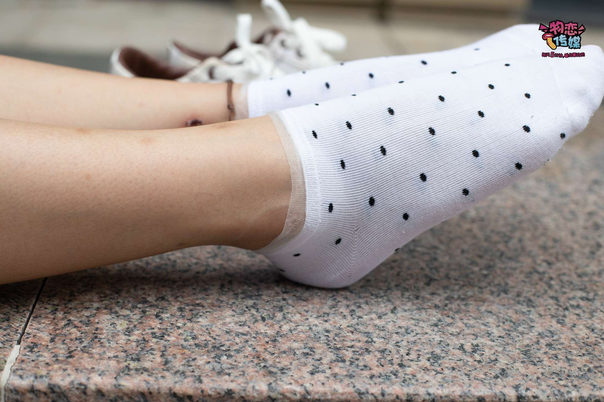 图片[35]-物恋传媒 No.51 俏皮露肩T恤搭配粉色小短裙,白色板鞋配白色斑点袜 [148P] – 速更版-美库