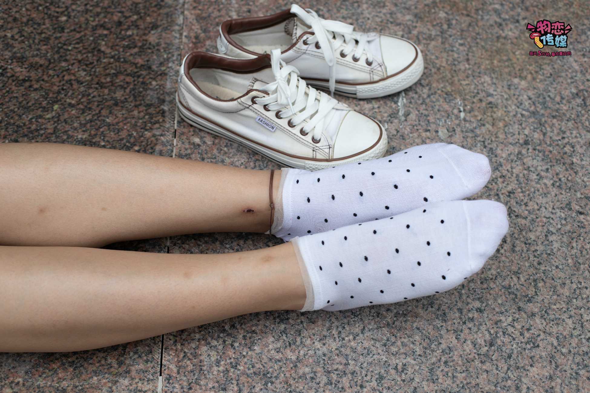 图片[36]-物恋传媒 No.51 俏皮露肩T恤搭配粉色小短裙,白色板鞋配白色斑点袜 [148P] – 速更版-美库