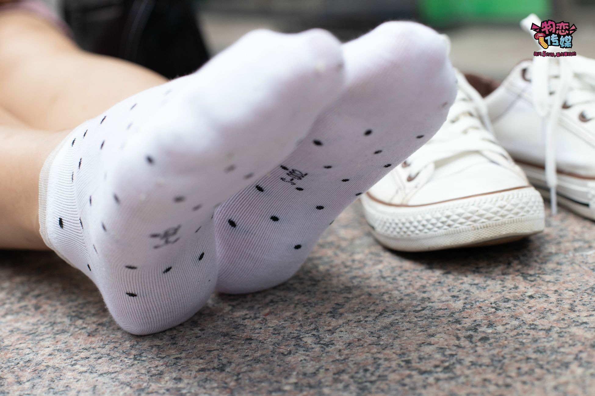 图片[37]-物恋传媒 No.51 俏皮露肩T恤搭配粉色小短裙,白色板鞋配白色斑点袜 [148P] – 速更版-美库