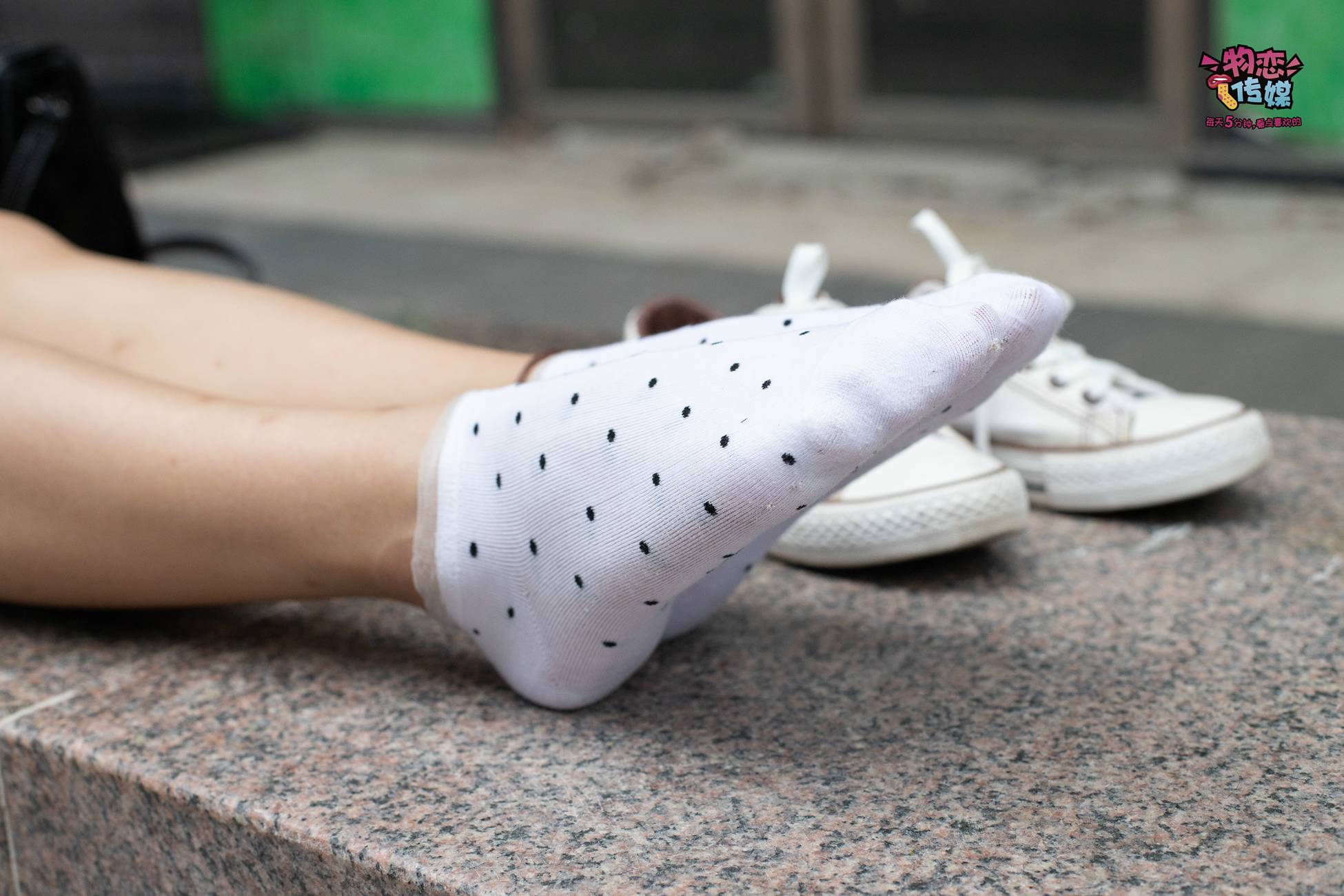 图片[38]-物恋传媒 No.51 俏皮露肩T恤搭配粉色小短裙,白色板鞋配白色斑点袜 [148P] – 速更版-美库