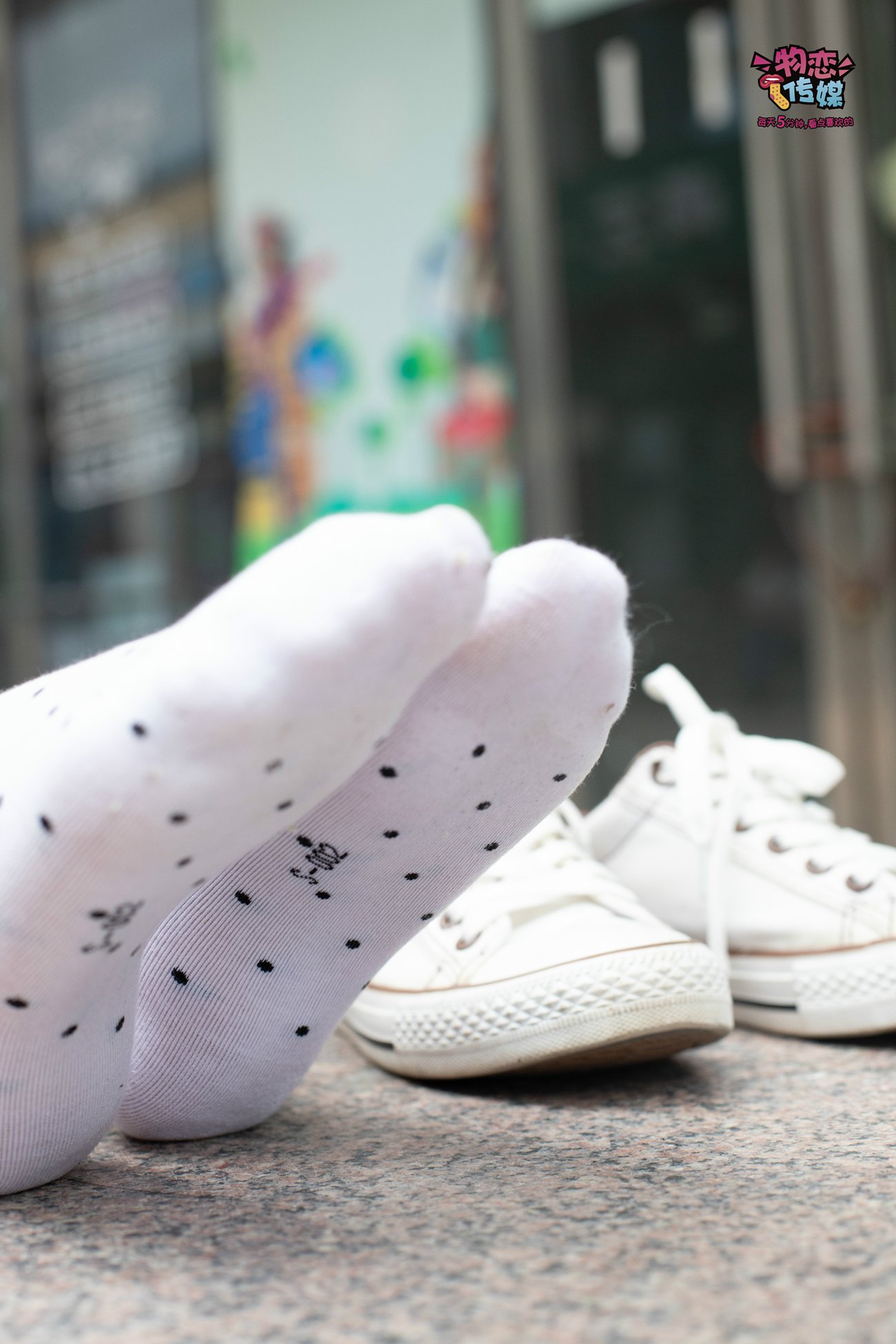 图片[40]-物恋传媒 No.51 俏皮露肩T恤搭配粉色小短裙,白色板鞋配白色斑点袜 [148P] – 速更版-美库