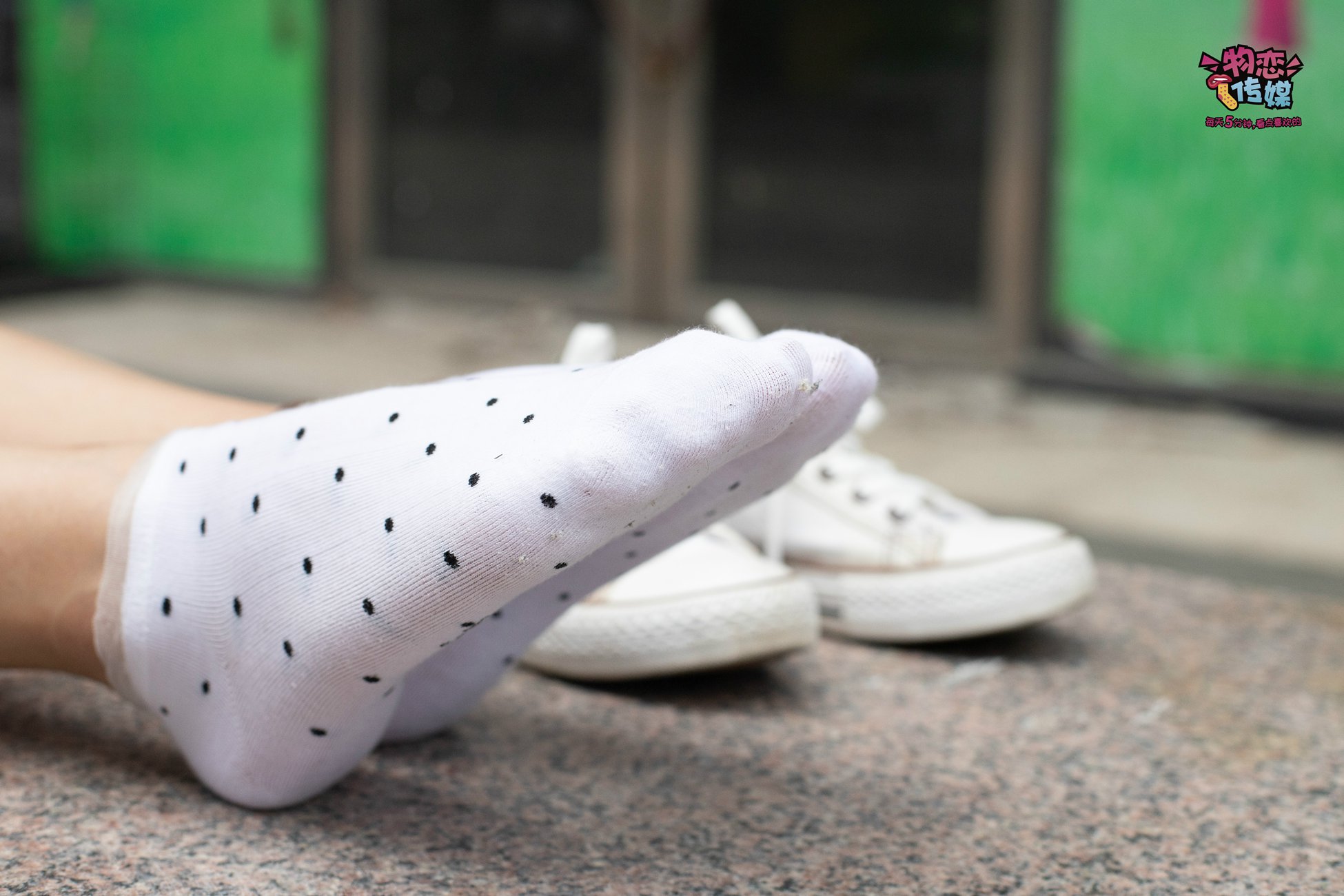 图片[41]-物恋传媒 No.51 俏皮露肩T恤搭配粉色小短裙,白色板鞋配白色斑点袜 [148P] – 速更版-美库