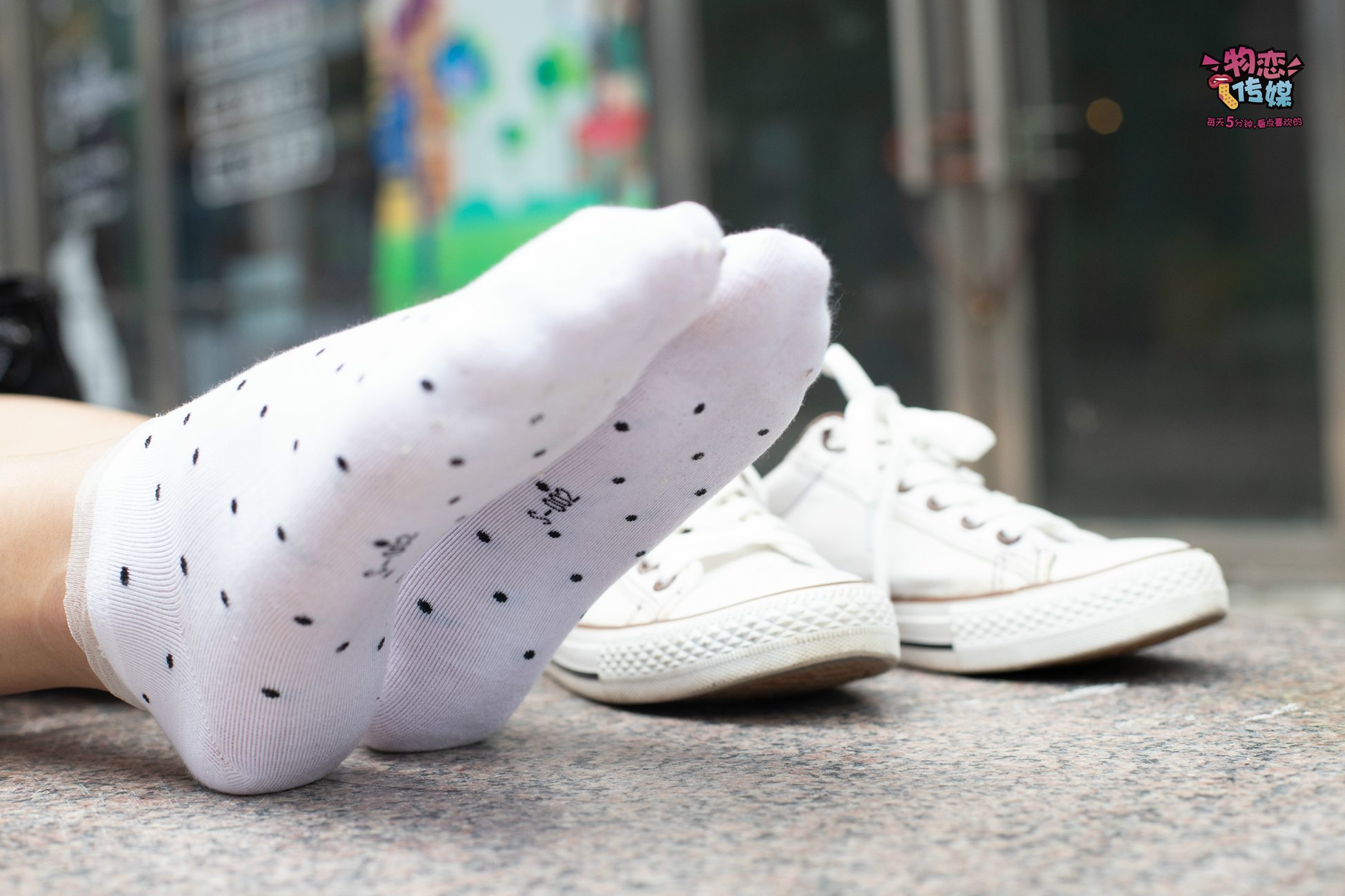 图片[42]-物恋传媒 No.51 俏皮露肩T恤搭配粉色小短裙,白色板鞋配白色斑点袜 [148P] – 速更版-美库