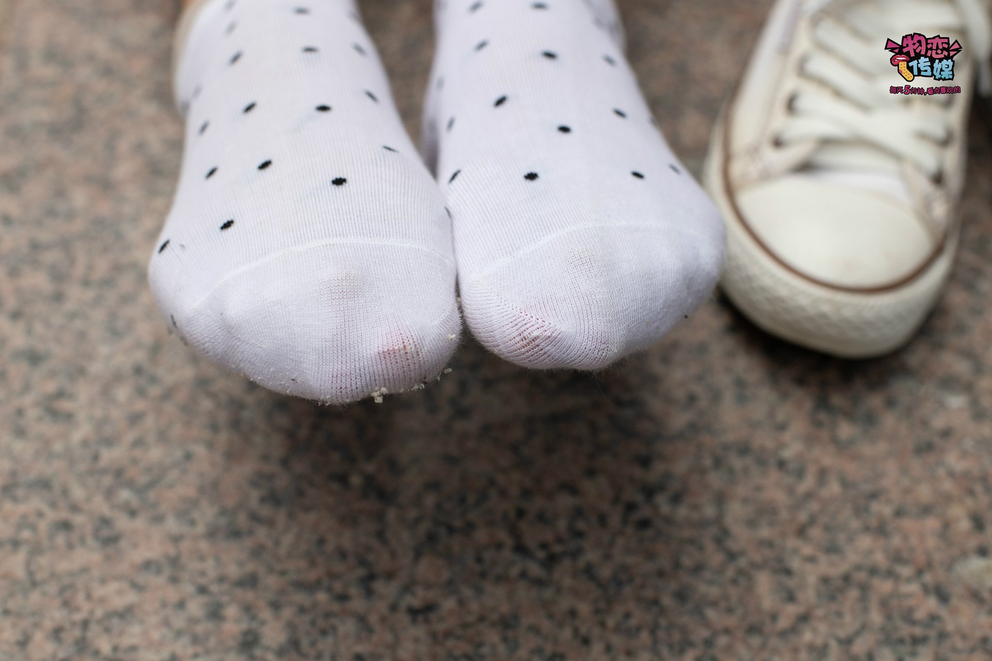 图片[43]-物恋传媒 No.51 俏皮露肩T恤搭配粉色小短裙,白色板鞋配白色斑点袜 [148P] – 速更版-美库