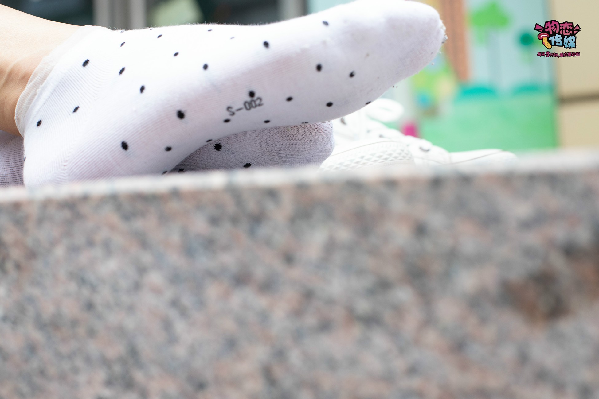 图片[45]-物恋传媒 No.51 俏皮露肩T恤搭配粉色小短裙,白色板鞋配白色斑点袜 [148P] – 速更版-美库