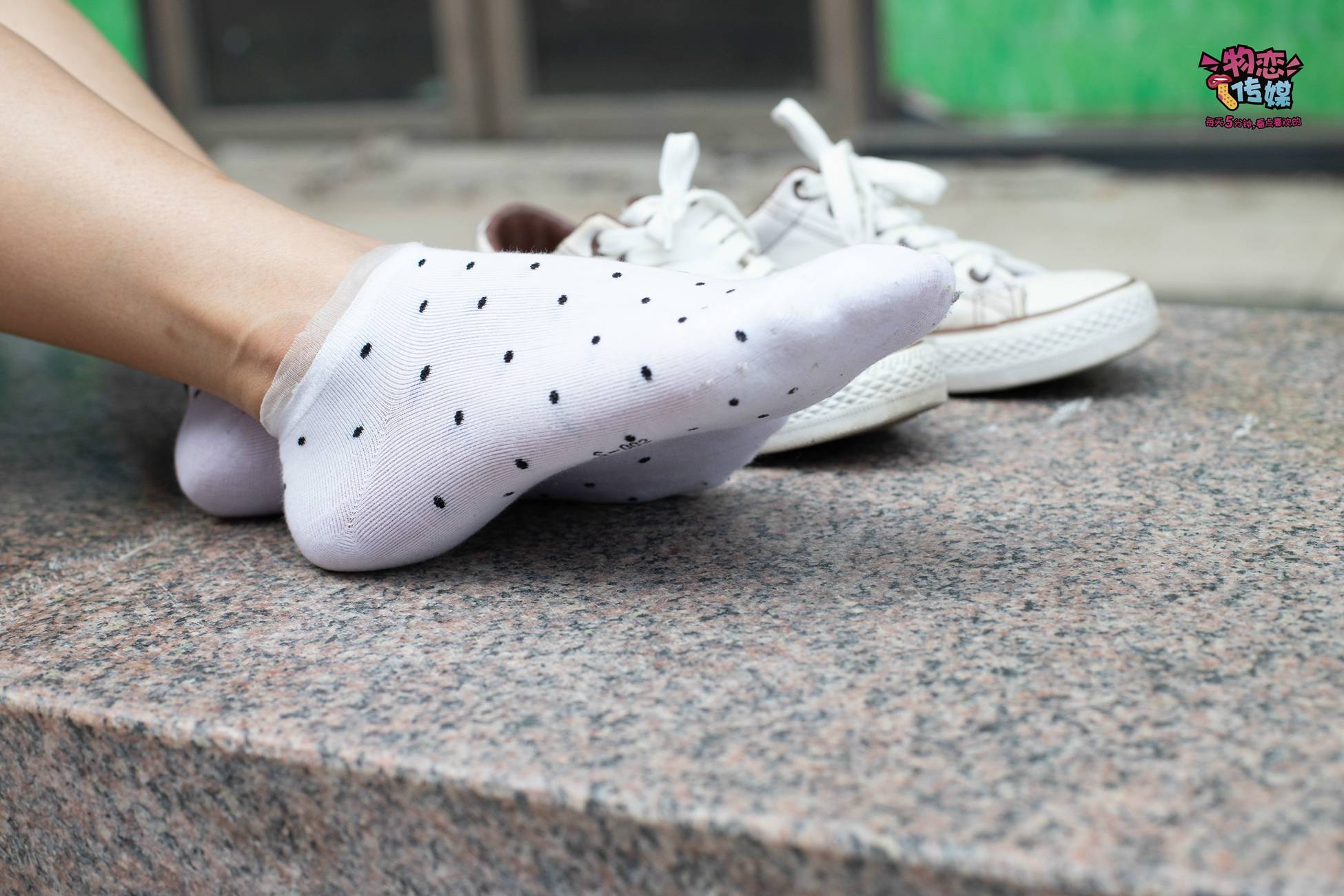 图片[49]-物恋传媒 No.51 俏皮露肩T恤搭配粉色小短裙,白色板鞋配白色斑点袜 [148P] – 速更版-美库