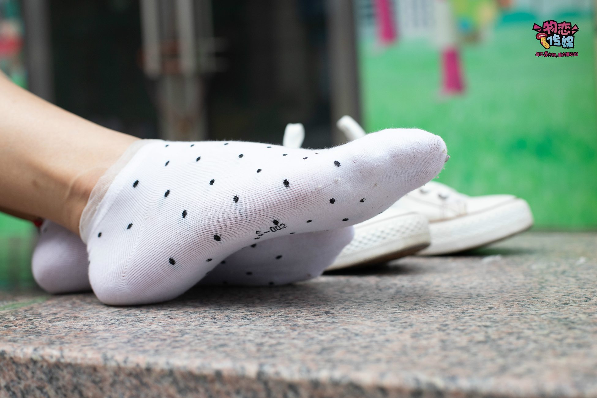 图片[50]-物恋传媒 No.51 俏皮露肩T恤搭配粉色小短裙,白色板鞋配白色斑点袜 [148P] – 速更版-美库