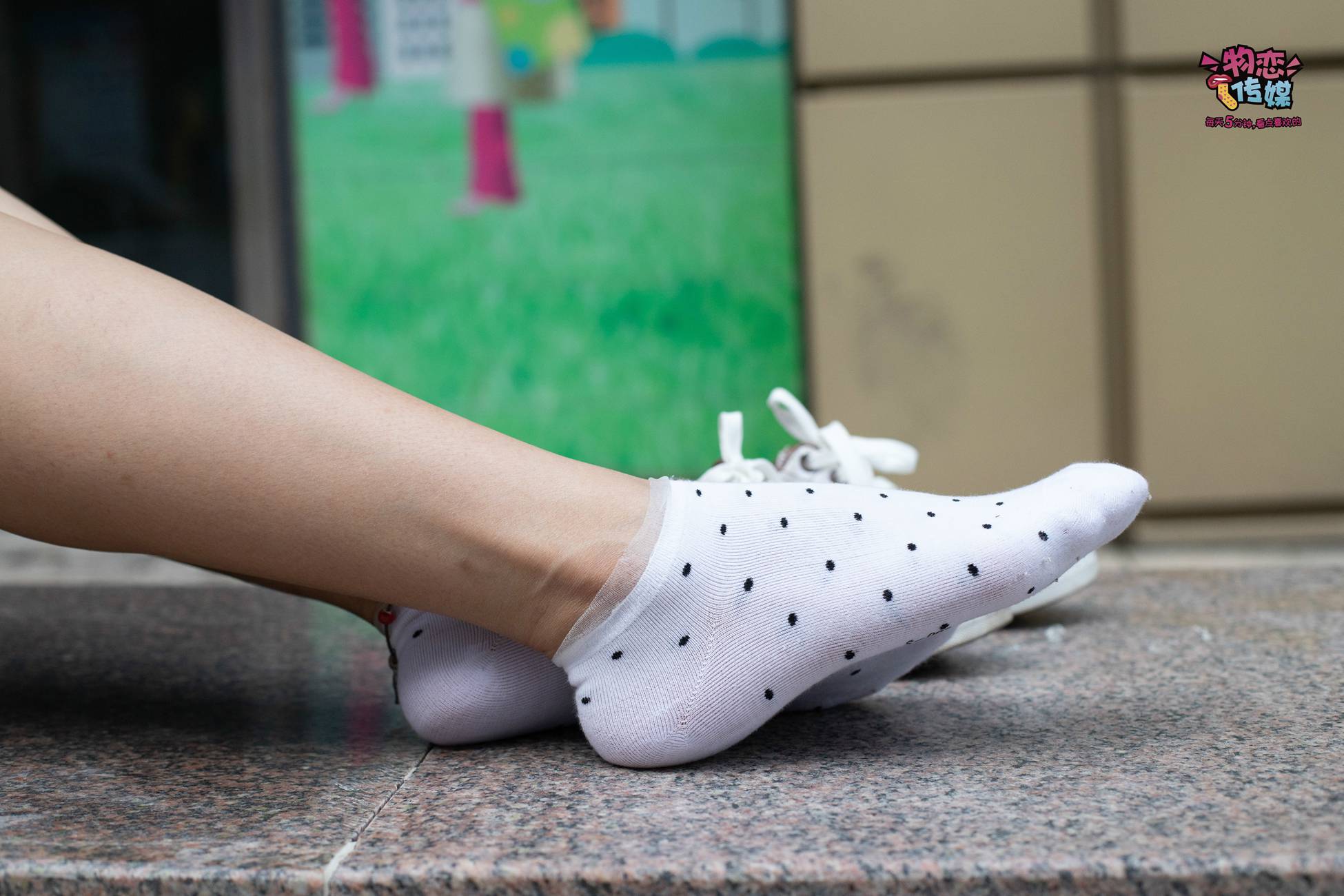 图片[51]-物恋传媒 No.51 俏皮露肩T恤搭配粉色小短裙,白色板鞋配白色斑点袜 [148P] – 速更版-美库