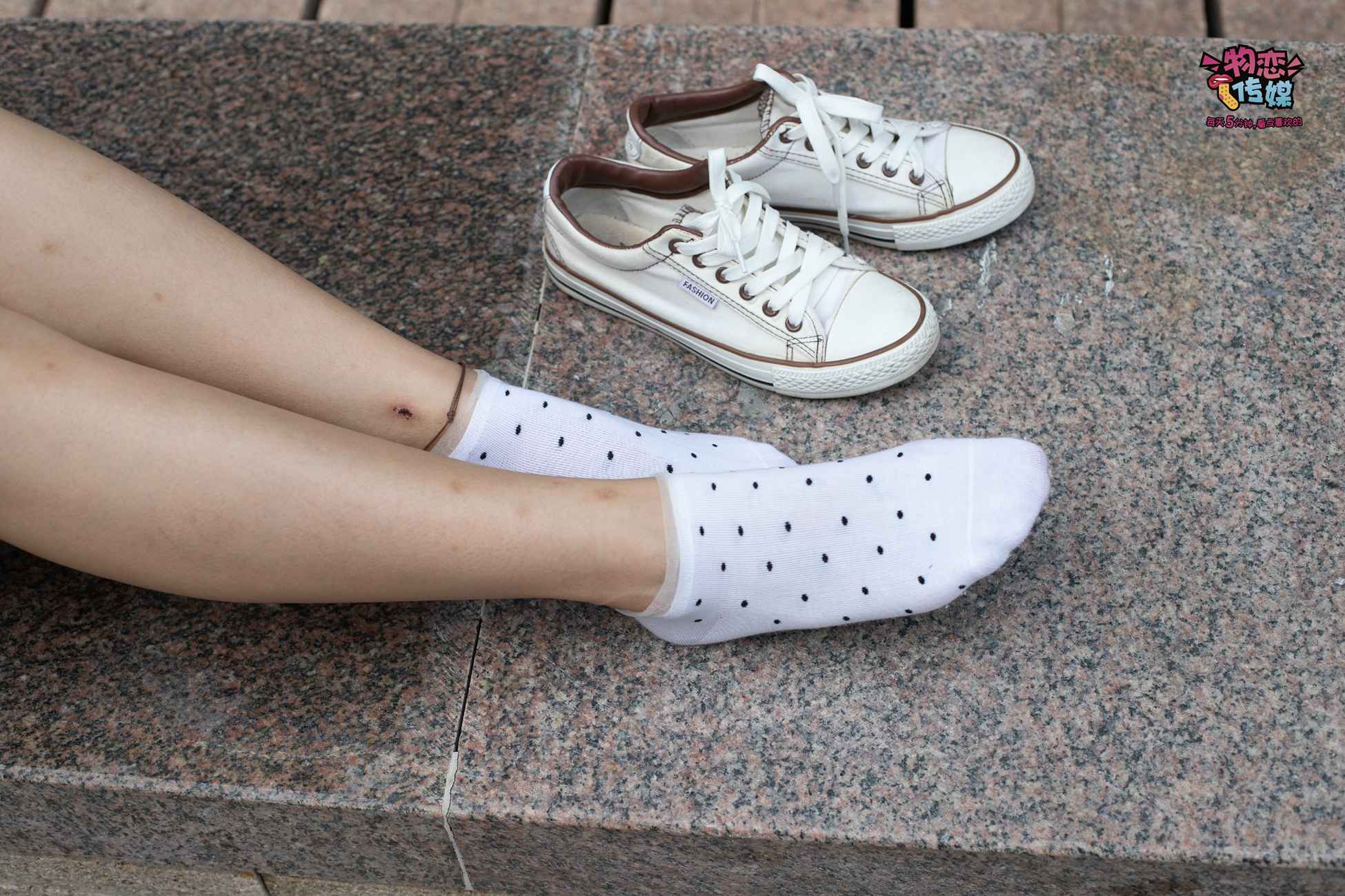 图片[53]-物恋传媒 No.51 俏皮露肩T恤搭配粉色小短裙,白色板鞋配白色斑点袜 [148P] – 速更版-美库