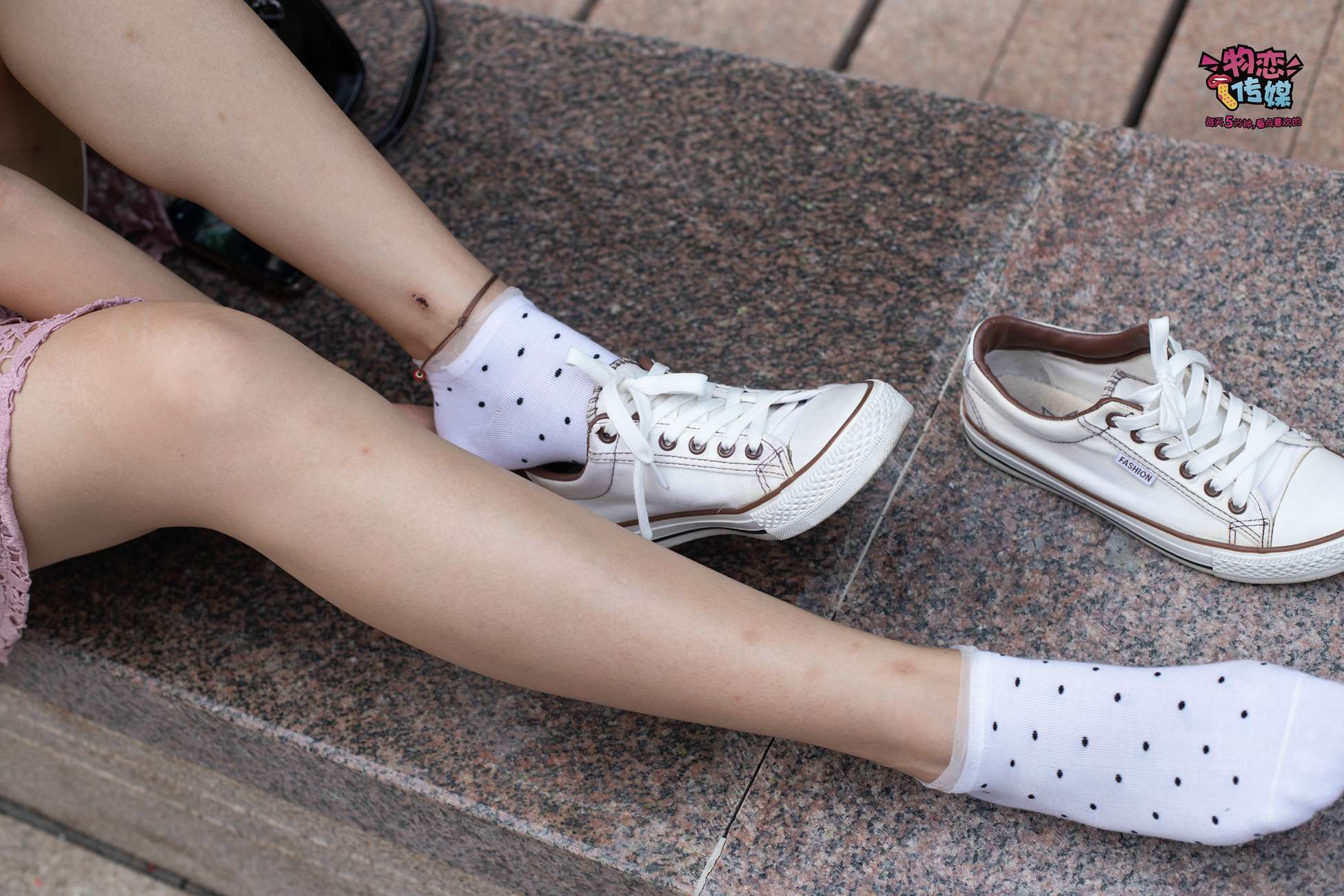 图片[57]-物恋传媒 No.51 俏皮露肩T恤搭配粉色小短裙,白色板鞋配白色斑点袜 [148P] – 速更版-美库