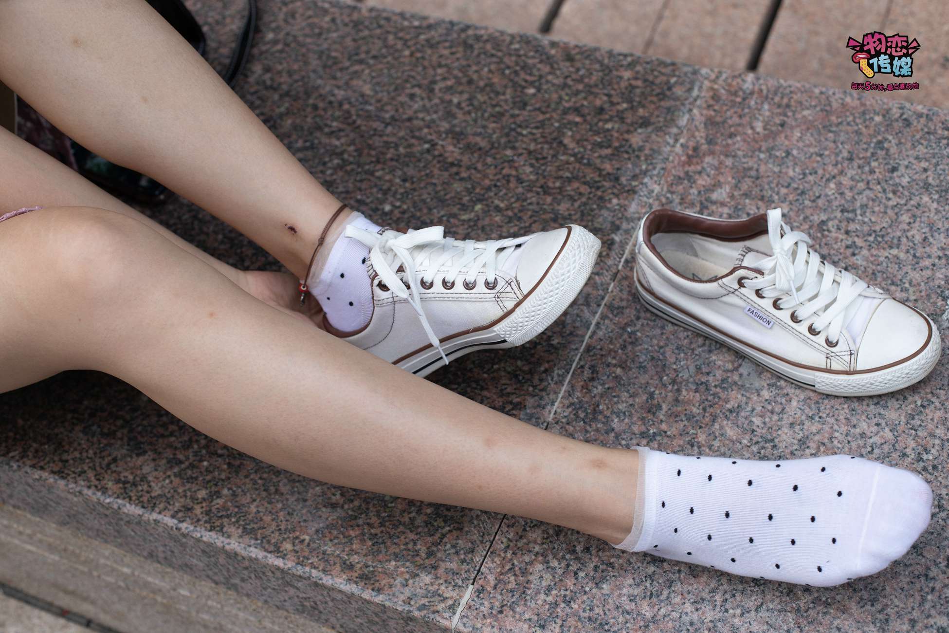 图片[58]-物恋传媒 No.51 俏皮露肩T恤搭配粉色小短裙,白色板鞋配白色斑点袜 [148P] – 速更版-美库