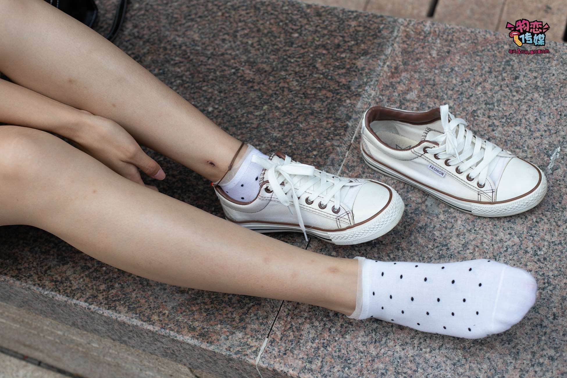 图片[59]-物恋传媒 No.51 俏皮露肩T恤搭配粉色小短裙,白色板鞋配白色斑点袜 [148P] – 速更版-美库