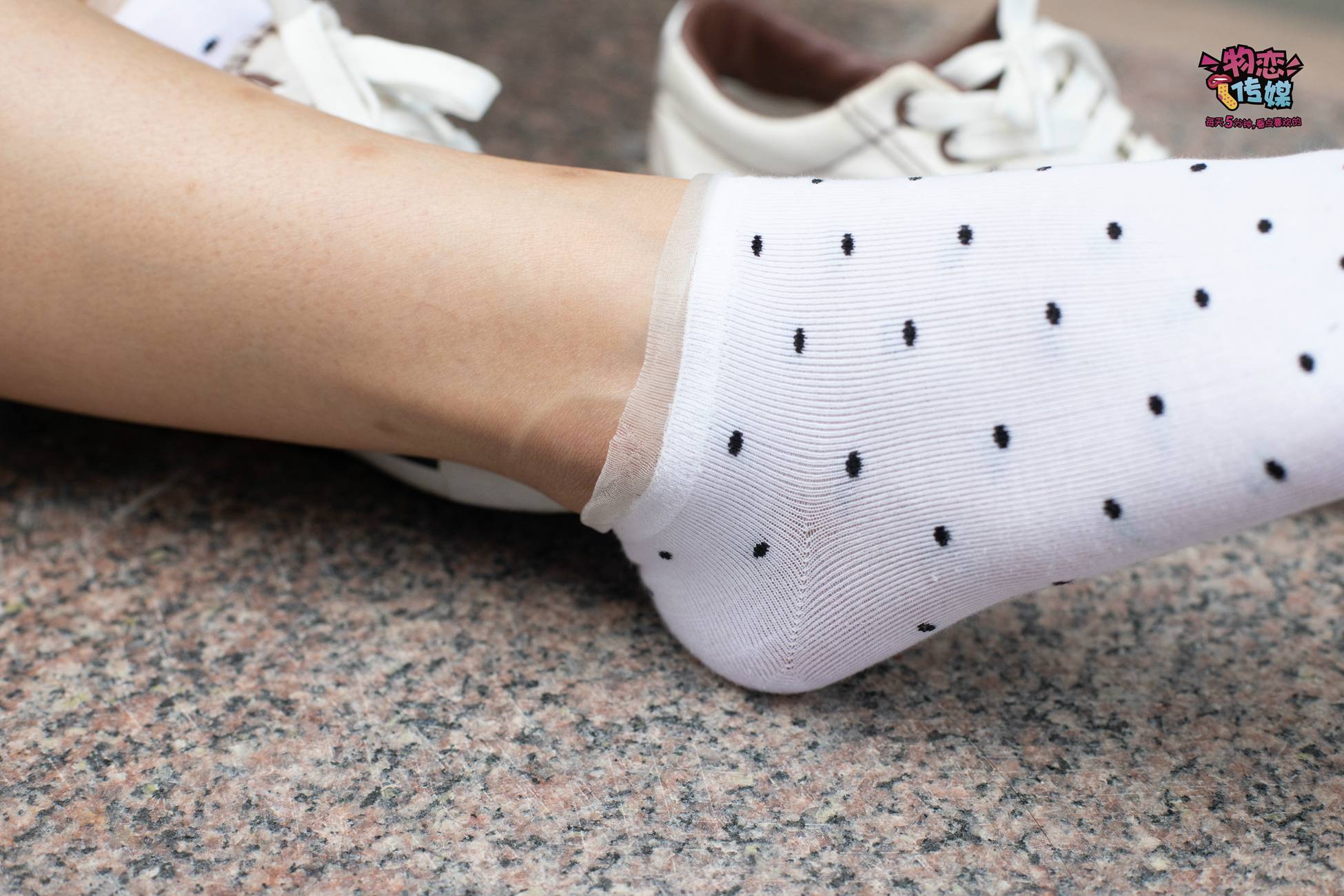 图片[62]-物恋传媒 No.51 俏皮露肩T恤搭配粉色小短裙,白色板鞋配白色斑点袜 [148P] – 速更版-美库