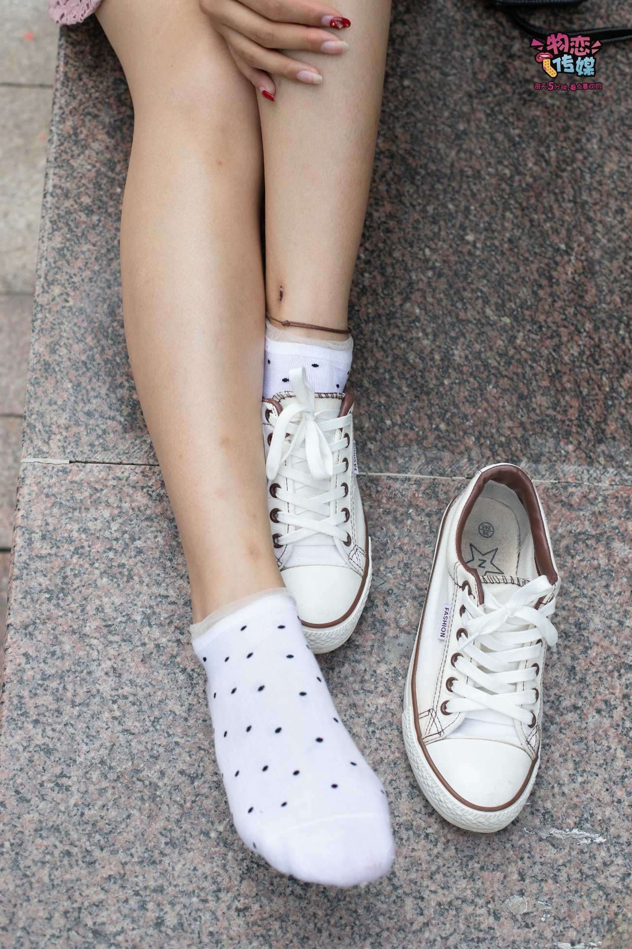 图片[65]-物恋传媒 No.51 俏皮露肩T恤搭配粉色小短裙,白色板鞋配白色斑点袜 [148P] – 速更版-美库