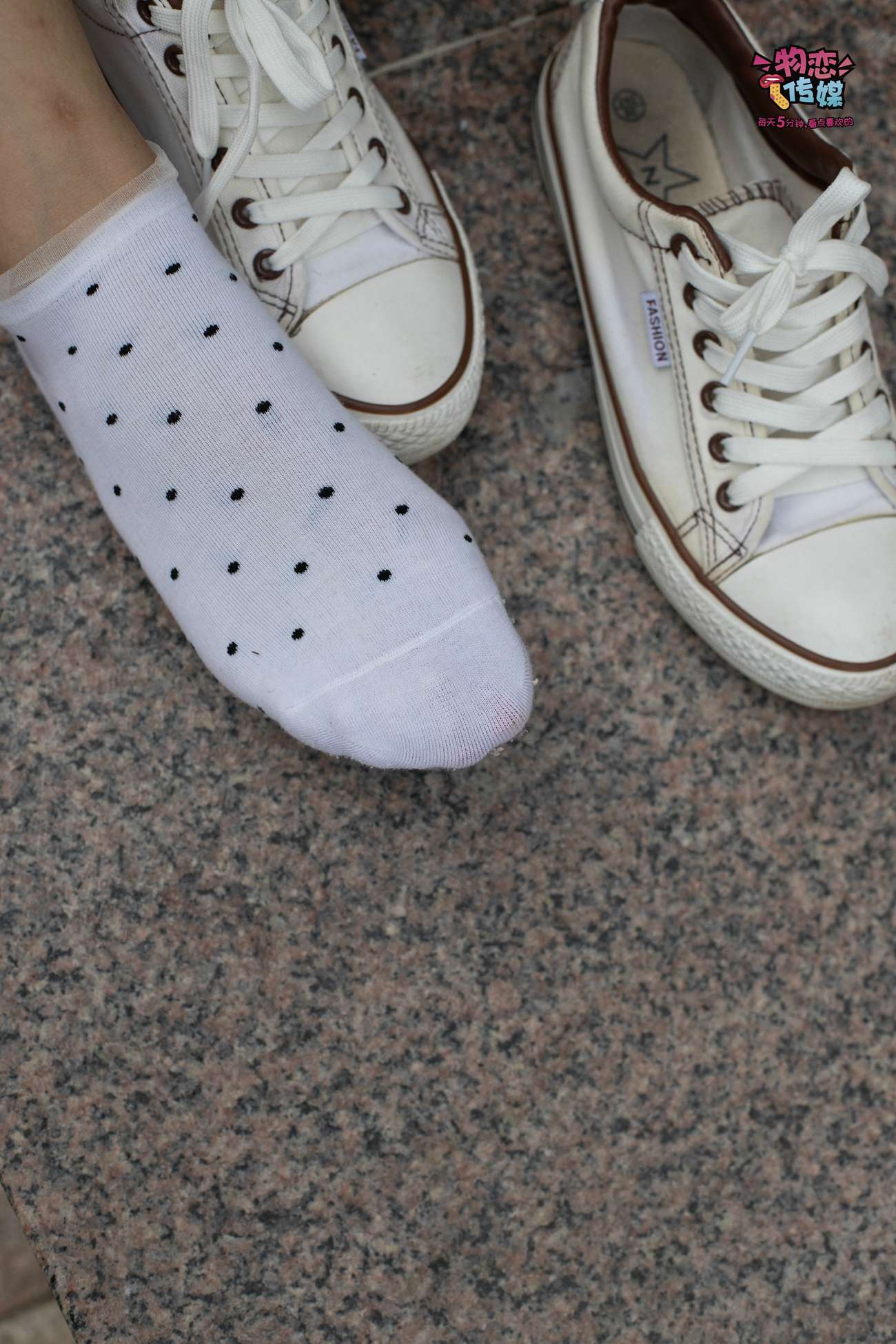 图片[68]-物恋传媒 No.51 俏皮露肩T恤搭配粉色小短裙,白色板鞋配白色斑点袜 [148P] – 速更版-美库