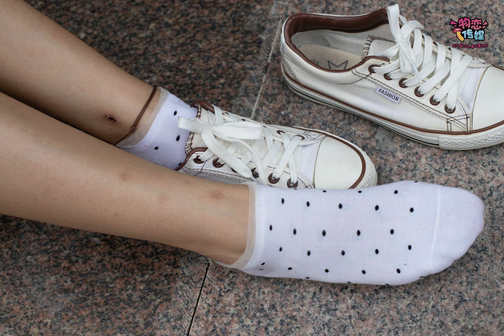 图片[69]-物恋传媒 No.51 俏皮露肩T恤搭配粉色小短裙,白色板鞋配白色斑点袜 [148P] – 速更版-美库