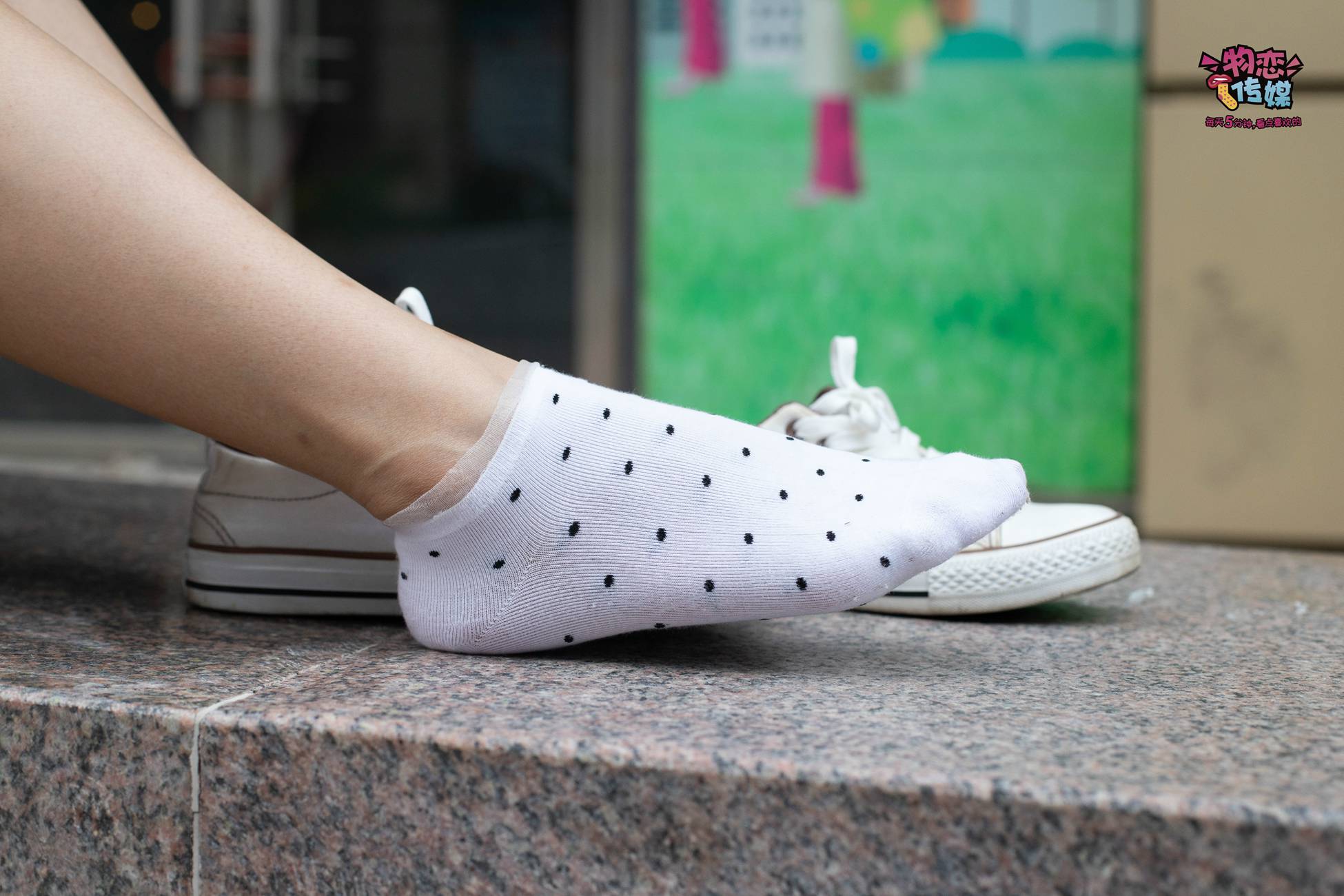 图片[71]-物恋传媒 No.51 俏皮露肩T恤搭配粉色小短裙,白色板鞋配白色斑点袜 [148P] – 速更版-美库