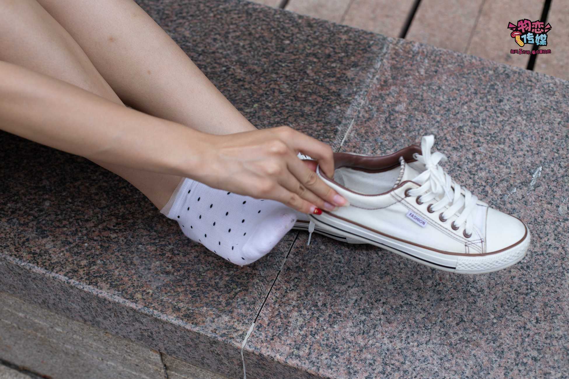 图片[74]-物恋传媒 No.51 俏皮露肩T恤搭配粉色小短裙,白色板鞋配白色斑点袜 [148P] – 速更版-美库