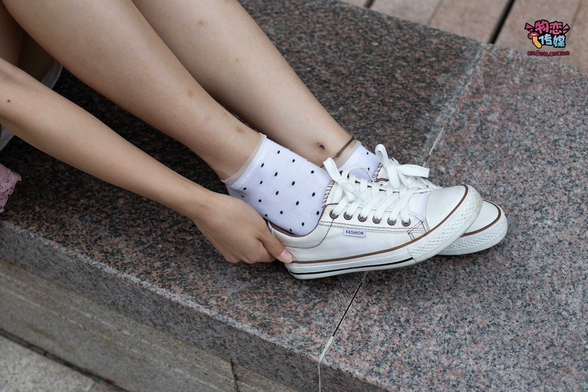 图片[76]-物恋传媒 No.51 俏皮露肩T恤搭配粉色小短裙,白色板鞋配白色斑点袜 [148P] – 速更版-美库