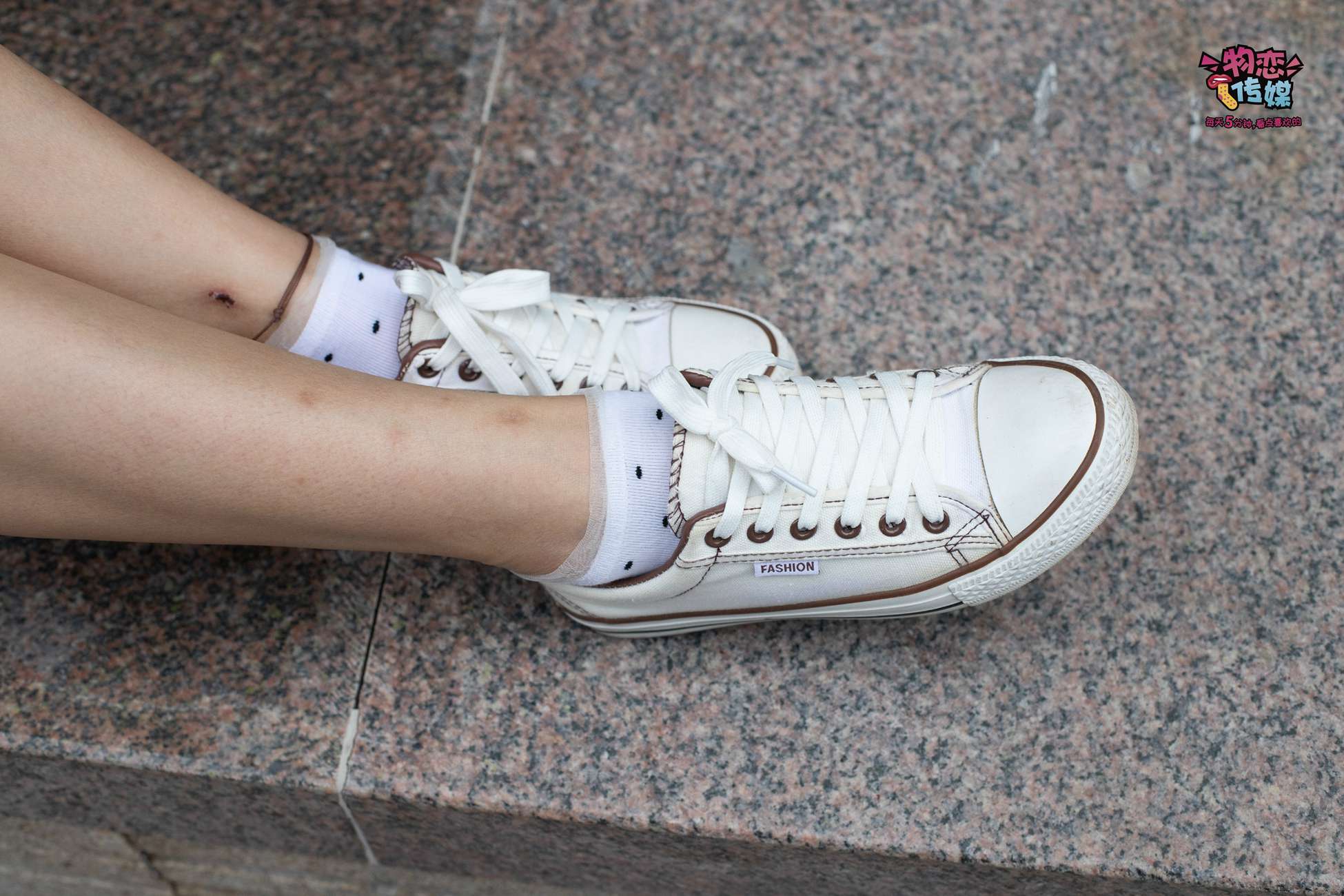 图片[86]-物恋传媒 No.51 俏皮露肩T恤搭配粉色小短裙,白色板鞋配白色斑点袜 [148P] – 速更版-美库