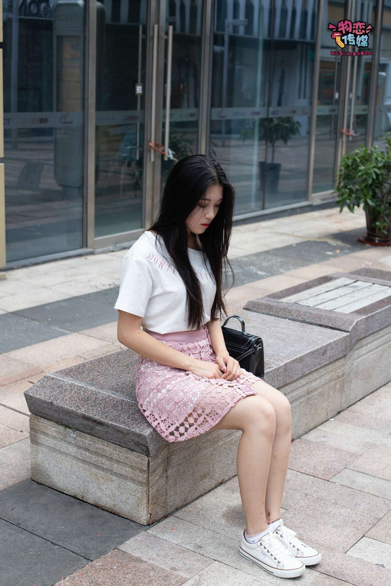 图片[90]-物恋传媒 No.51 俏皮露肩T恤搭配粉色小短裙,白色板鞋配白色斑点袜 [148P] – 速更版-美库