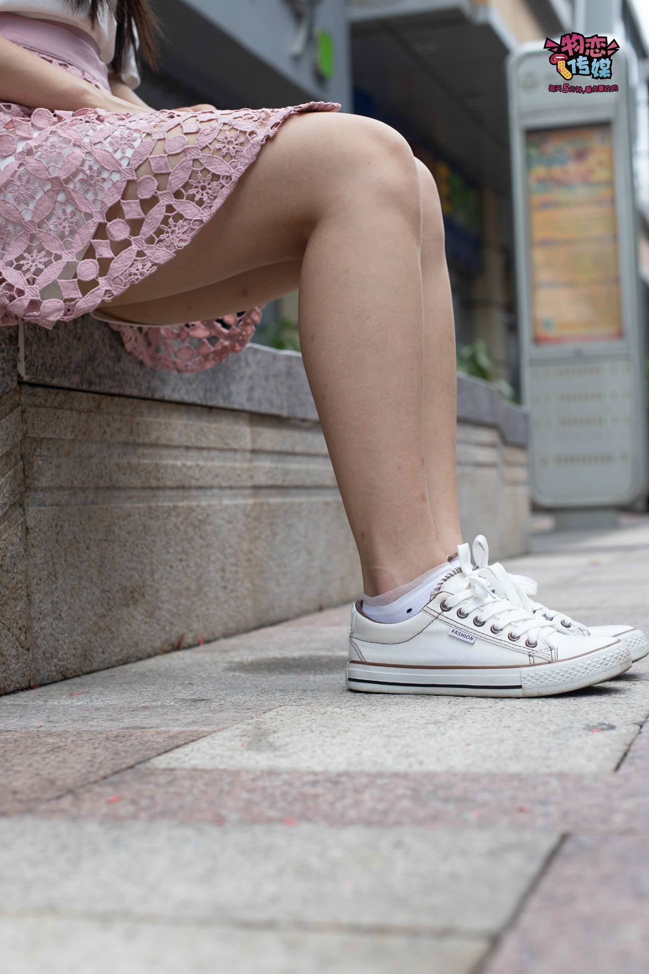 图片[92]-物恋传媒 No.51 俏皮露肩T恤搭配粉色小短裙,白色板鞋配白色斑点袜 [148P] – 速更版-美库