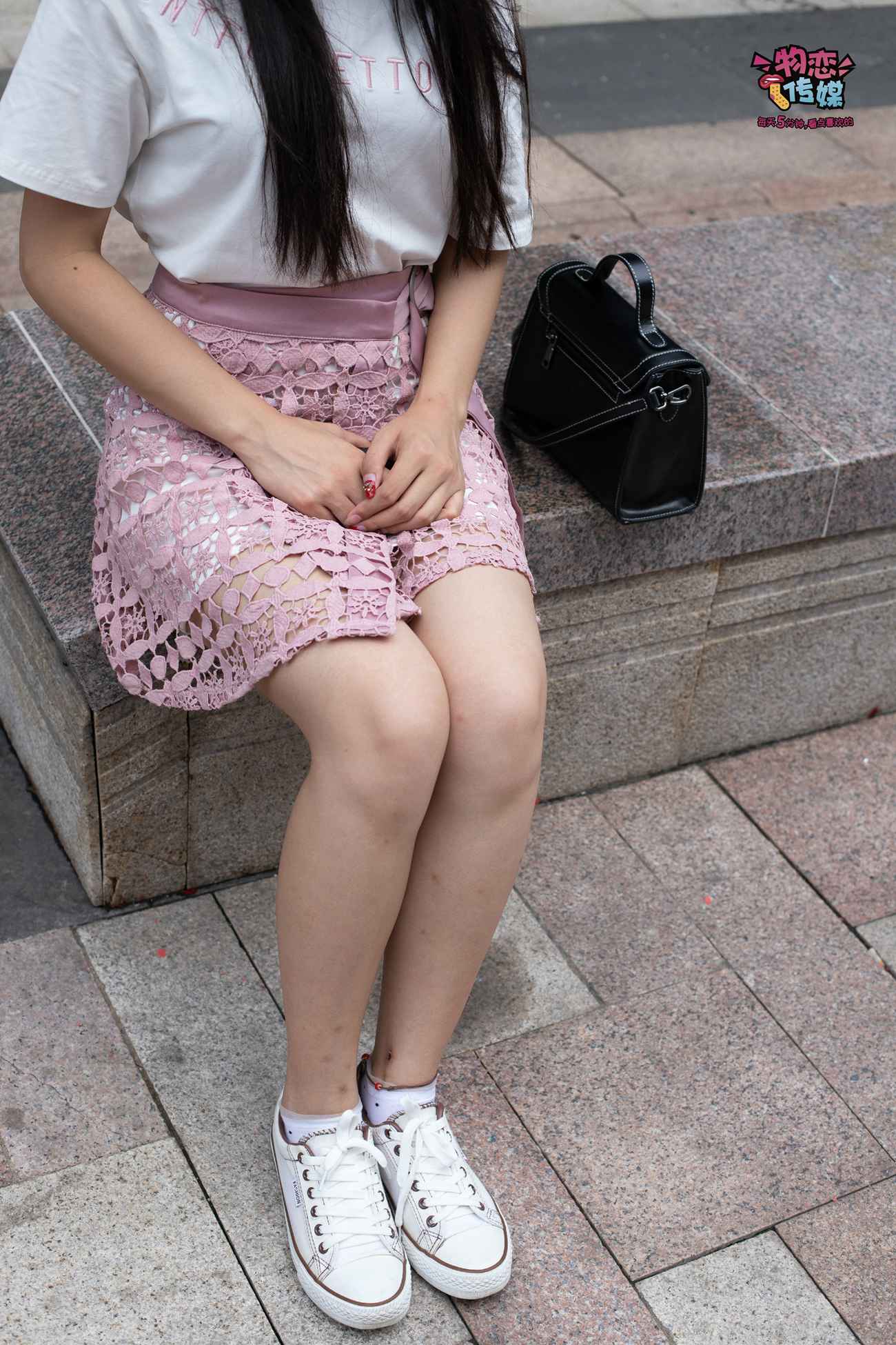 图片[93]-物恋传媒 No.51 俏皮露肩T恤搭配粉色小短裙,白色板鞋配白色斑点袜 [148P] – 速更版-美库