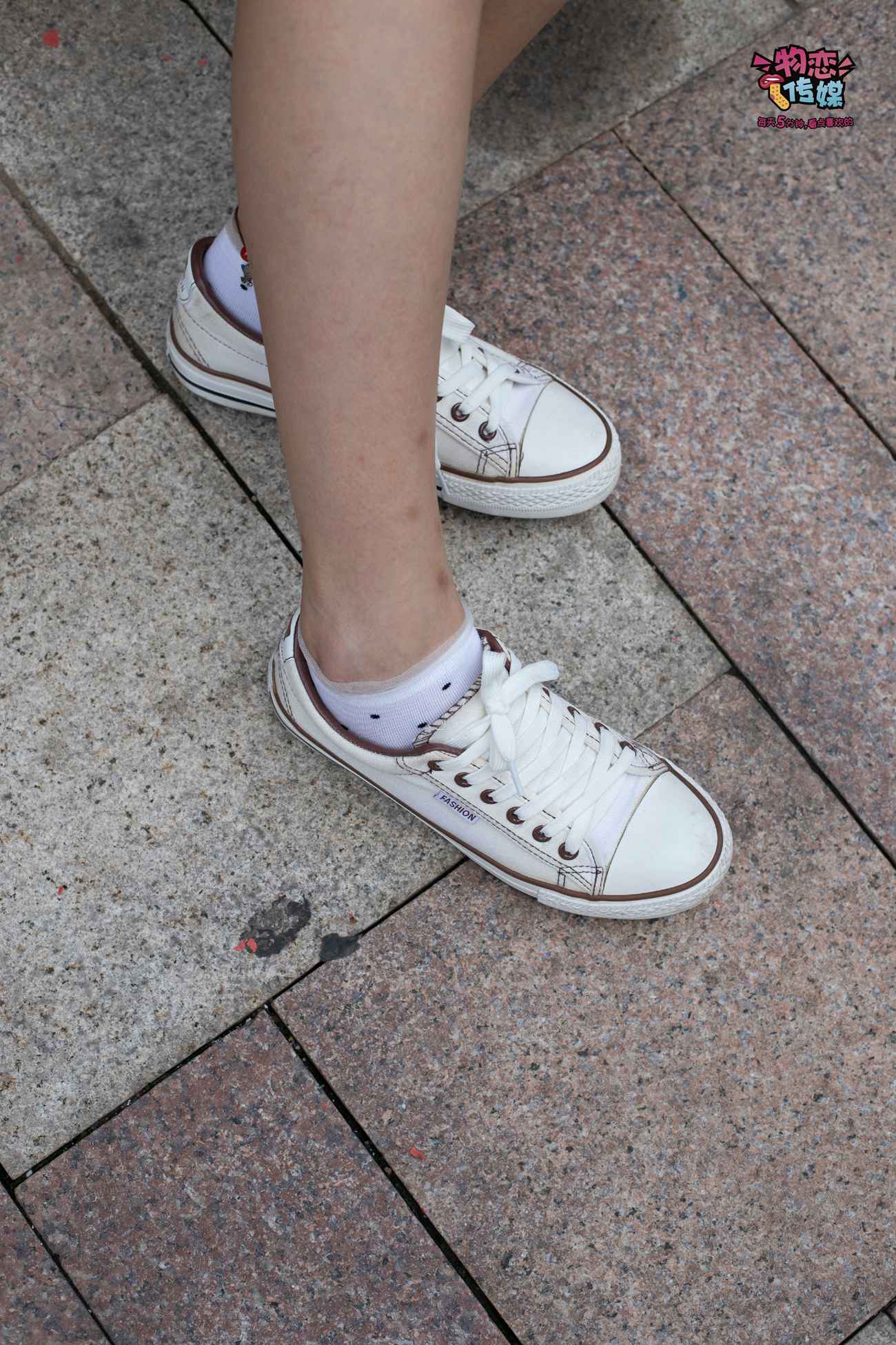 图片[101]-物恋传媒 No.51 俏皮露肩T恤搭配粉色小短裙,白色板鞋配白色斑点袜 [148P] – 速更版-美库