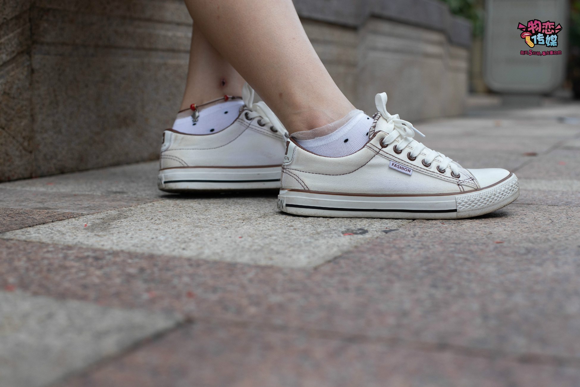 图片[107]-物恋传媒 No.51 俏皮露肩T恤搭配粉色小短裙,白色板鞋配白色斑点袜 [148P] – 速更版-美库