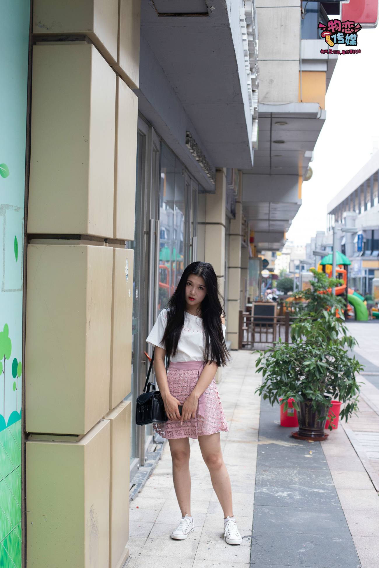 图片[110]-物恋传媒 No.51 俏皮露肩T恤搭配粉色小短裙,白色板鞋配白色斑点袜 [148P] – 速更版-美库