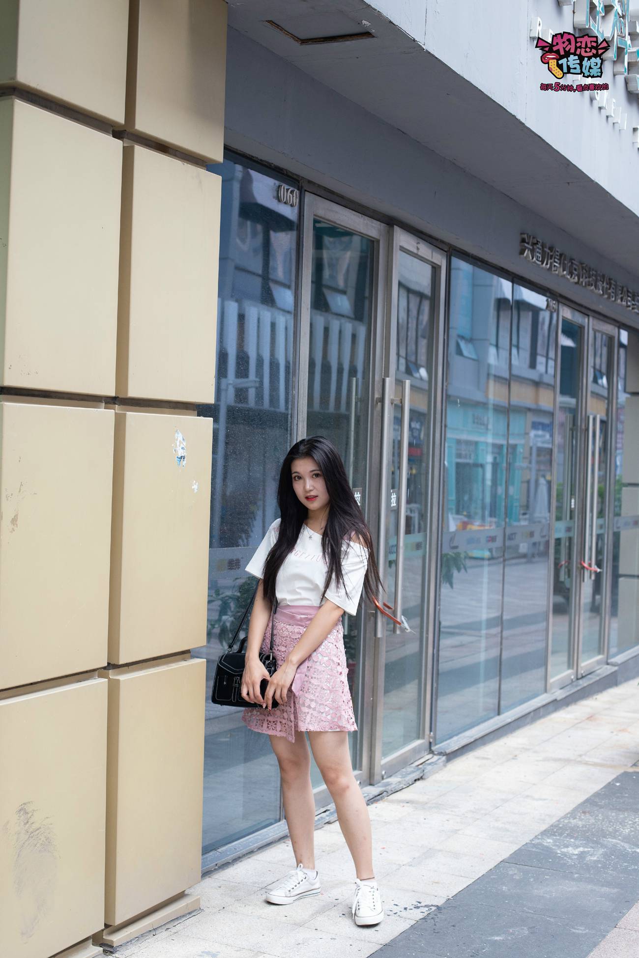 图片[111]-物恋传媒 No.51 俏皮露肩T恤搭配粉色小短裙,白色板鞋配白色斑点袜 [148P] – 速更版-美库