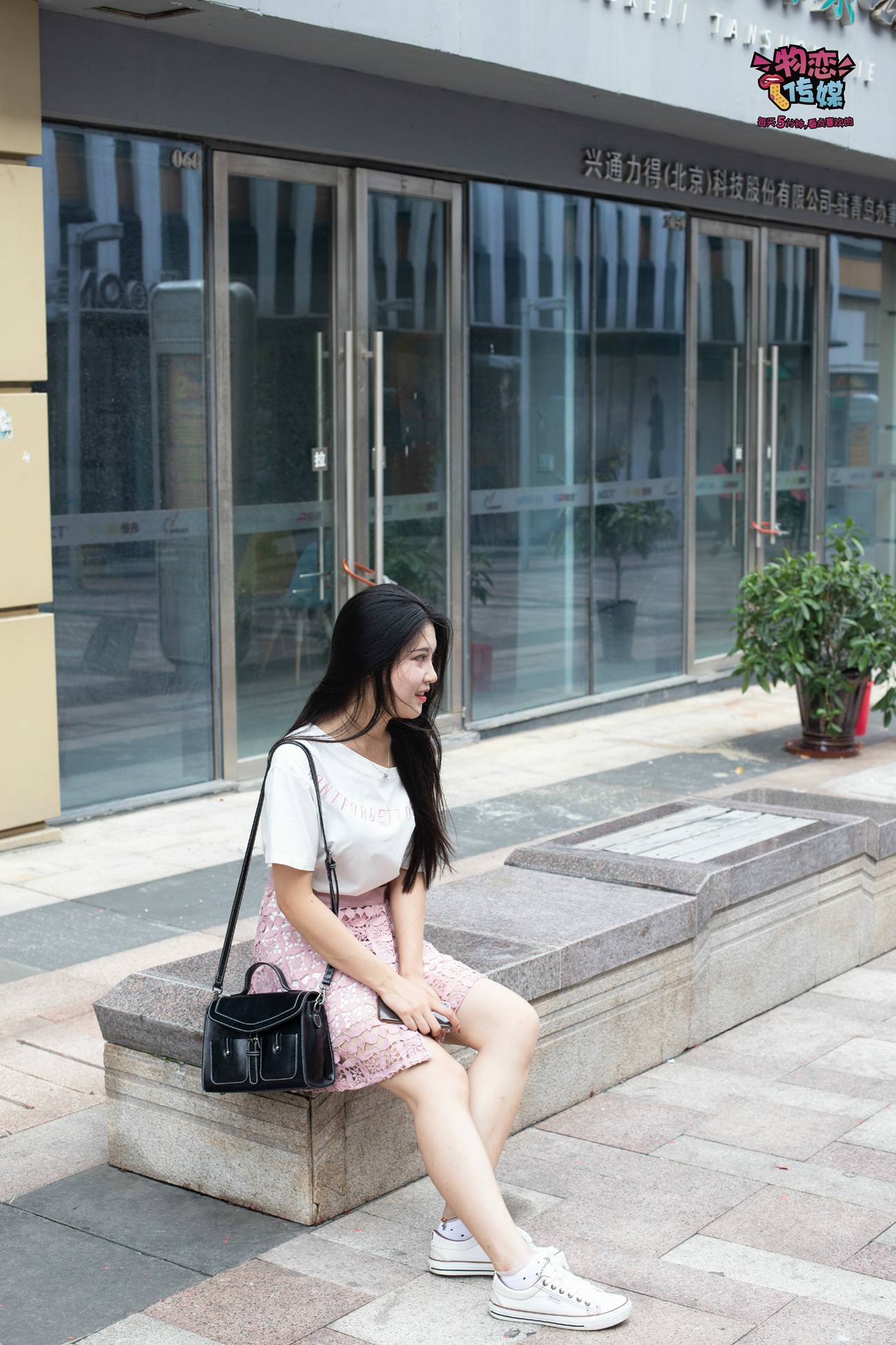 图片[123]-物恋传媒 No.51 俏皮露肩T恤搭配粉色小短裙,白色板鞋配白色斑点袜 [148P] – 速更版-美库