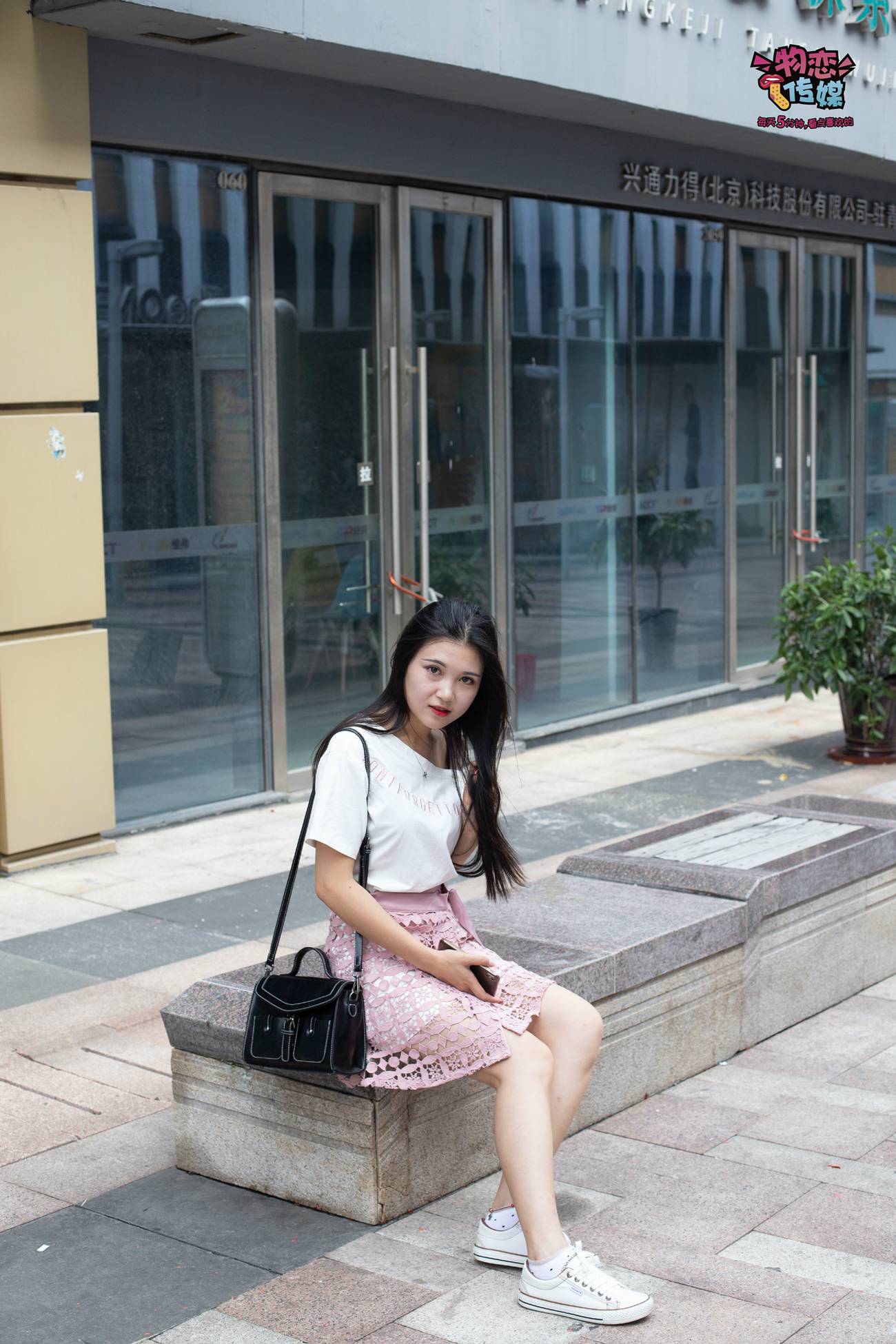 图片[124]-物恋传媒 No.51 俏皮露肩T恤搭配粉色小短裙,白色板鞋配白色斑点袜 [148P] – 速更版-美库