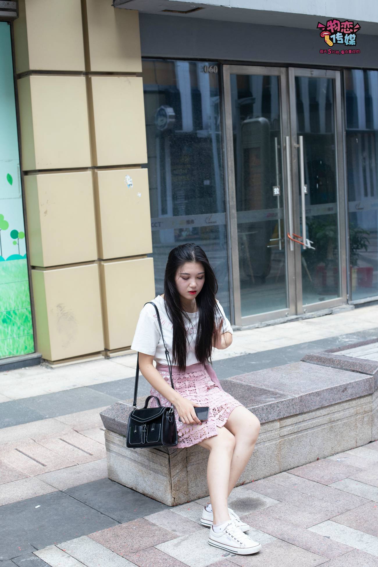 图片[131]-物恋传媒 No.51 俏皮露肩T恤搭配粉色小短裙,白色板鞋配白色斑点袜 [148P] – 速更版-美库