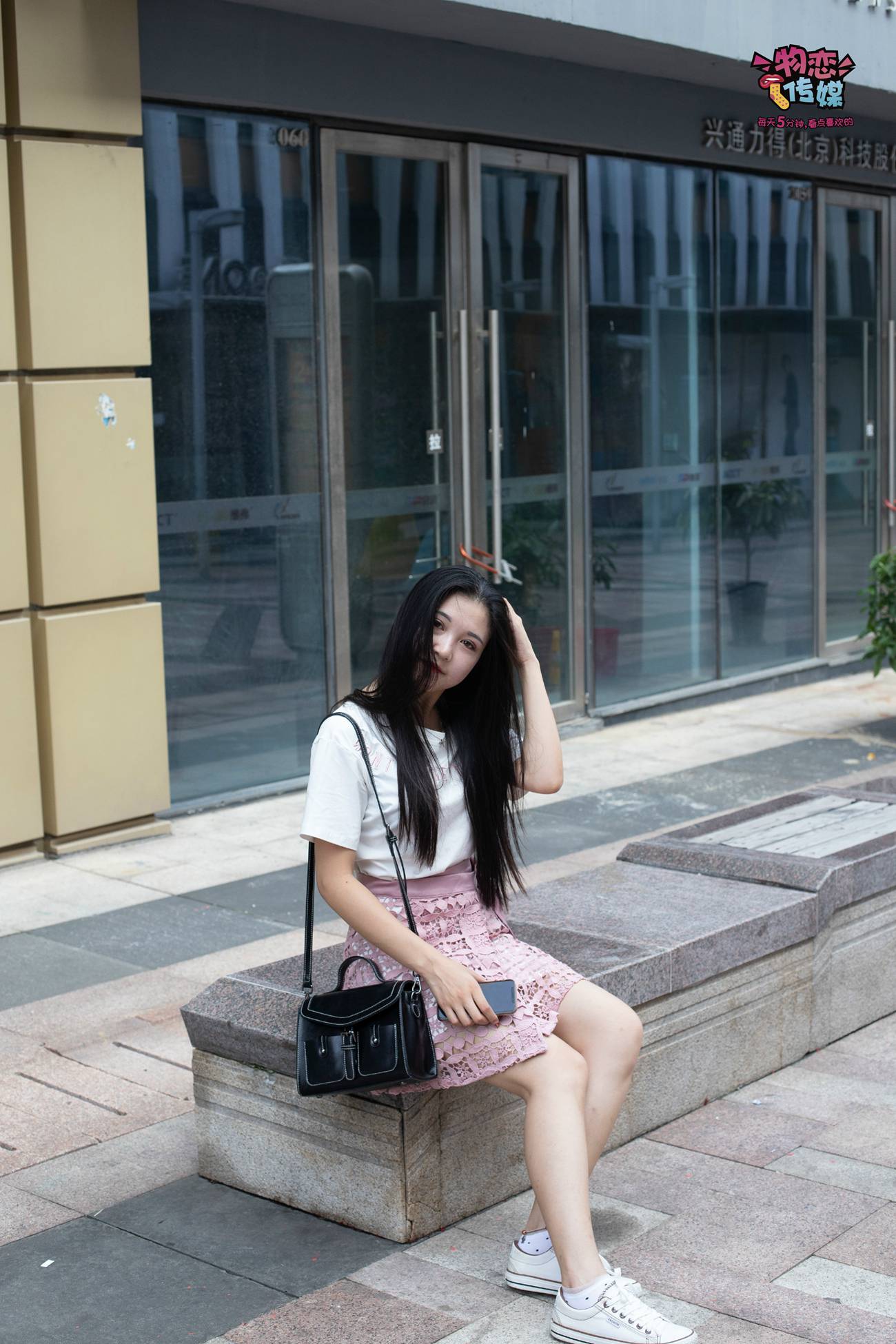 图片[132]-物恋传媒 No.51 俏皮露肩T恤搭配粉色小短裙,白色板鞋配白色斑点袜 [148P] – 速更版-美库