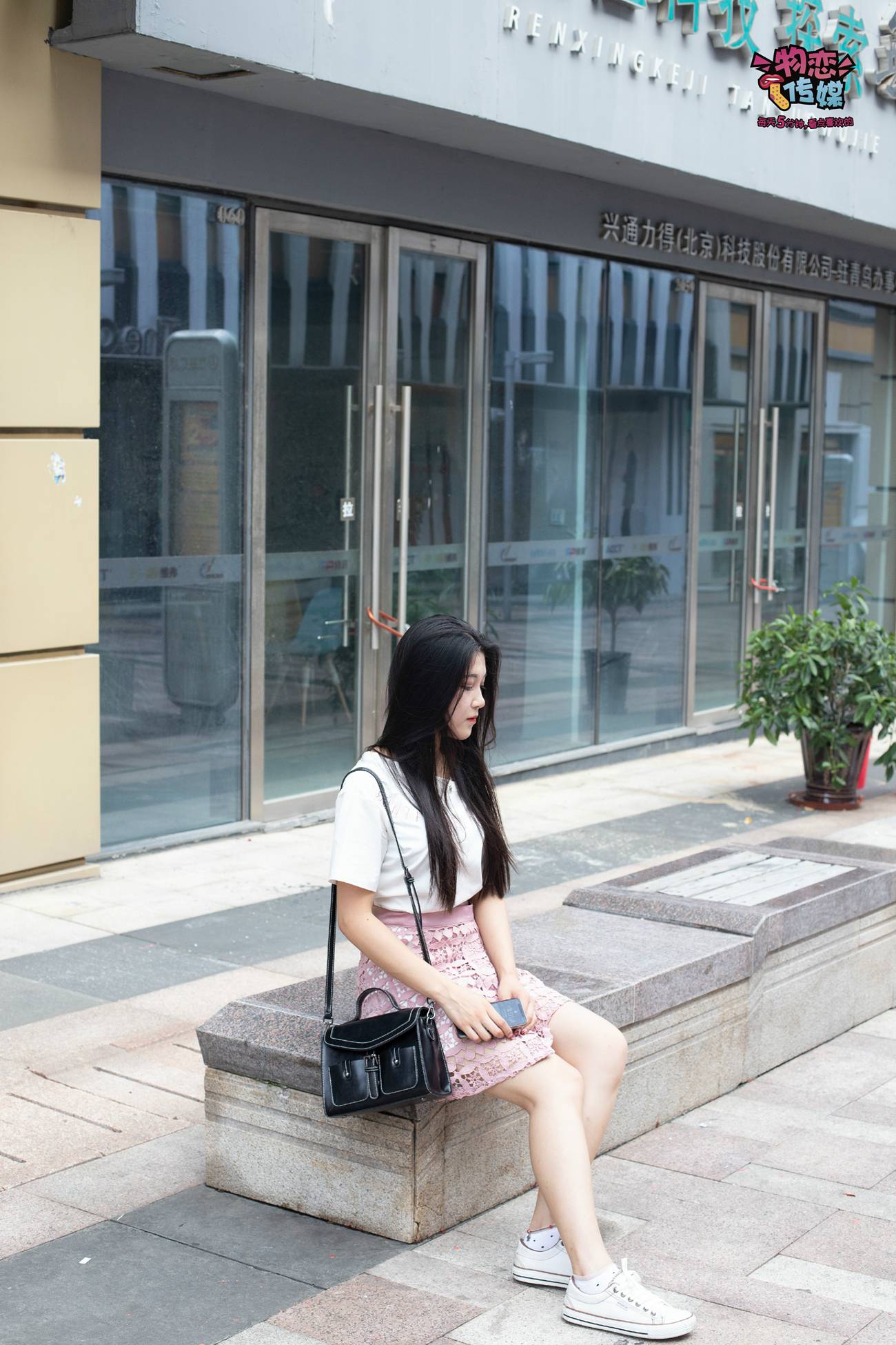 图片[133]-物恋传媒 No.51 俏皮露肩T恤搭配粉色小短裙,白色板鞋配白色斑点袜 [148P] – 速更版-美库