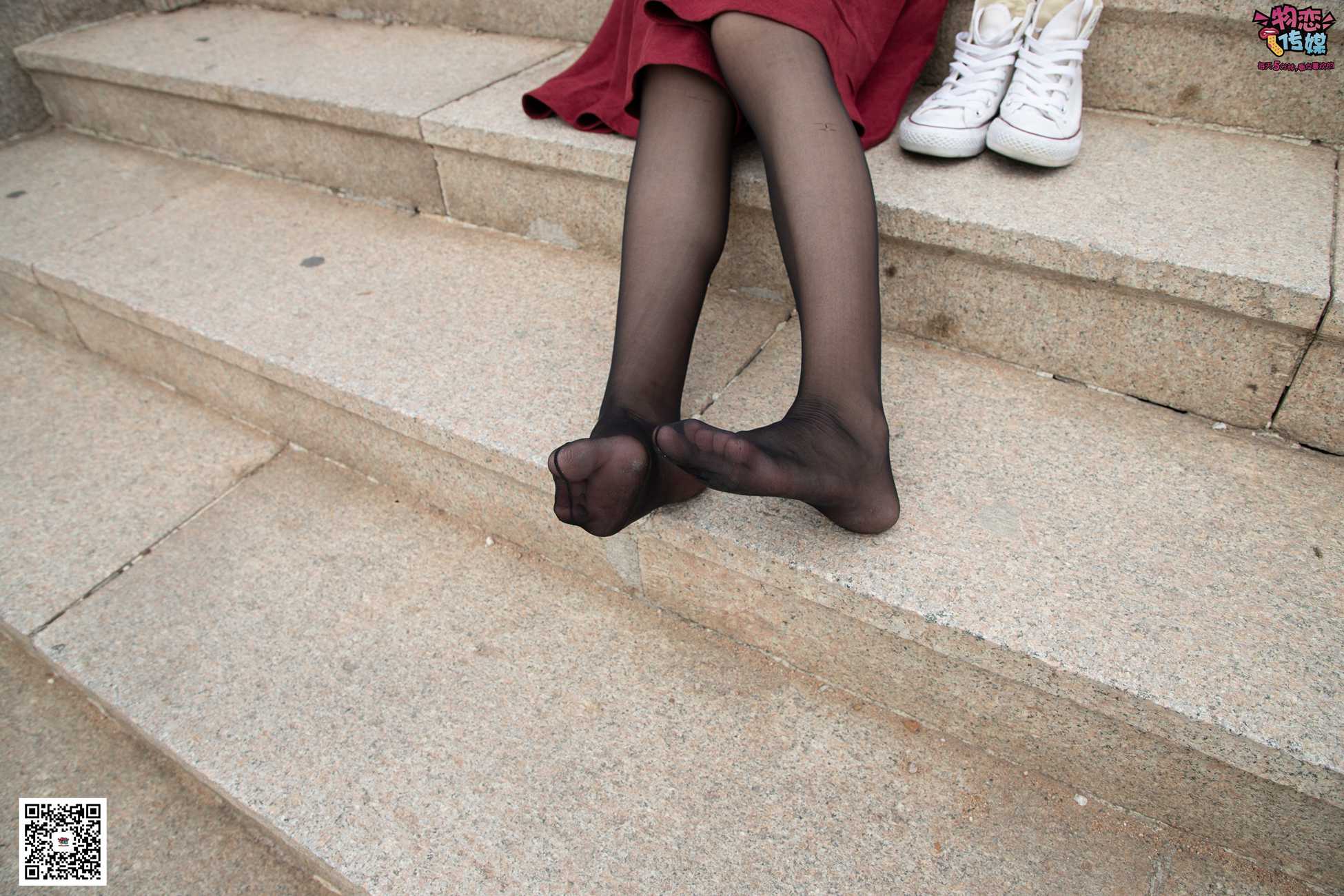 图片[10]-勿恋传媒 No.055 一袭红的神秘与热情,经典白色匡威高帮配黑丝 [143P] – 速更版-美库