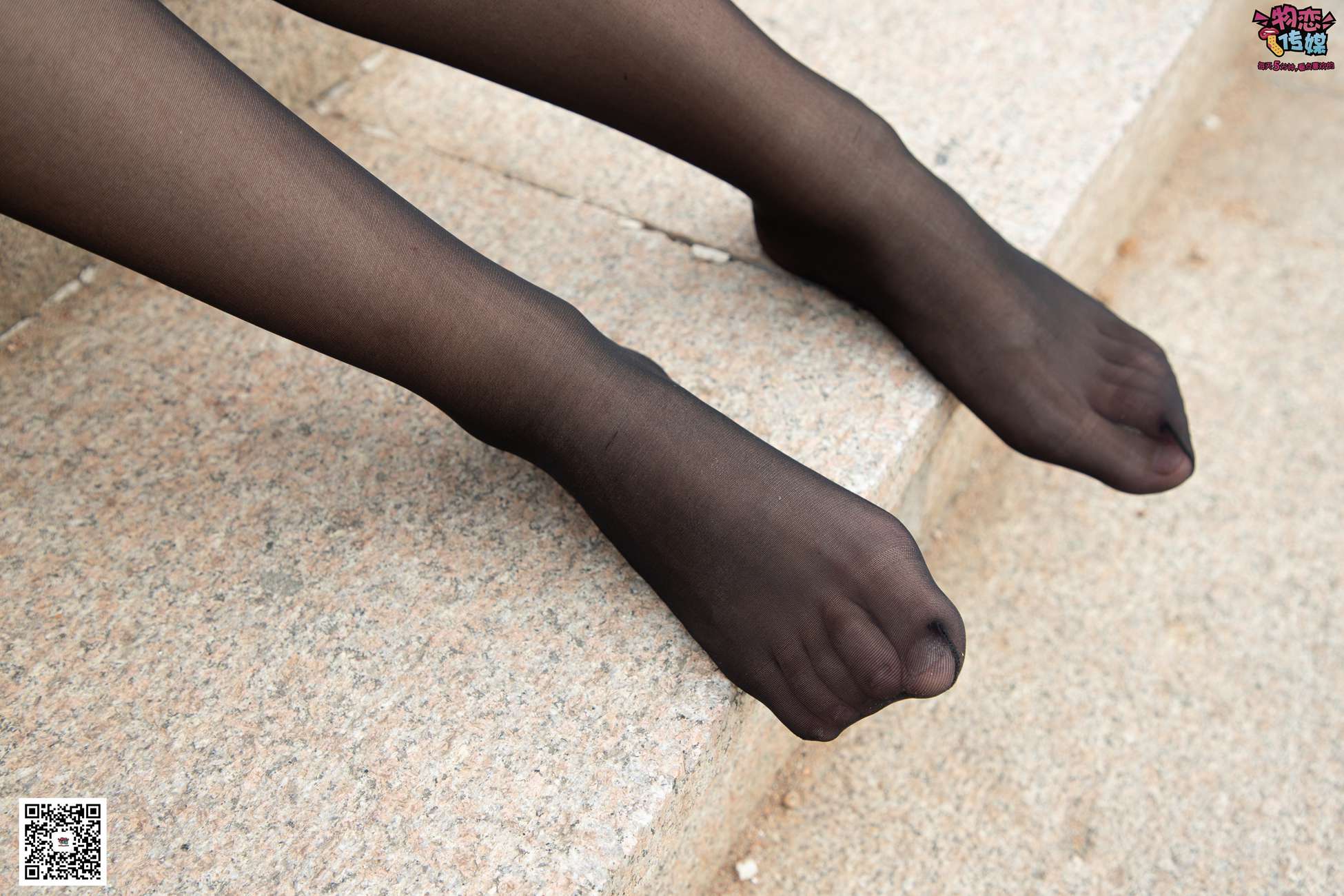 图片[12]-勿恋传媒 No.055 一袭红的神秘与热情,经典白色匡威高帮配黑丝 [143P] – 速更版-美库