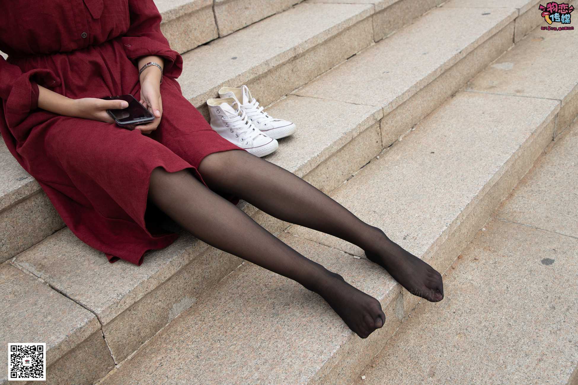 图片[13]-勿恋传媒 No.055 一袭红的神秘与热情,经典白色匡威高帮配黑丝 [143P] – 速更版-美库
