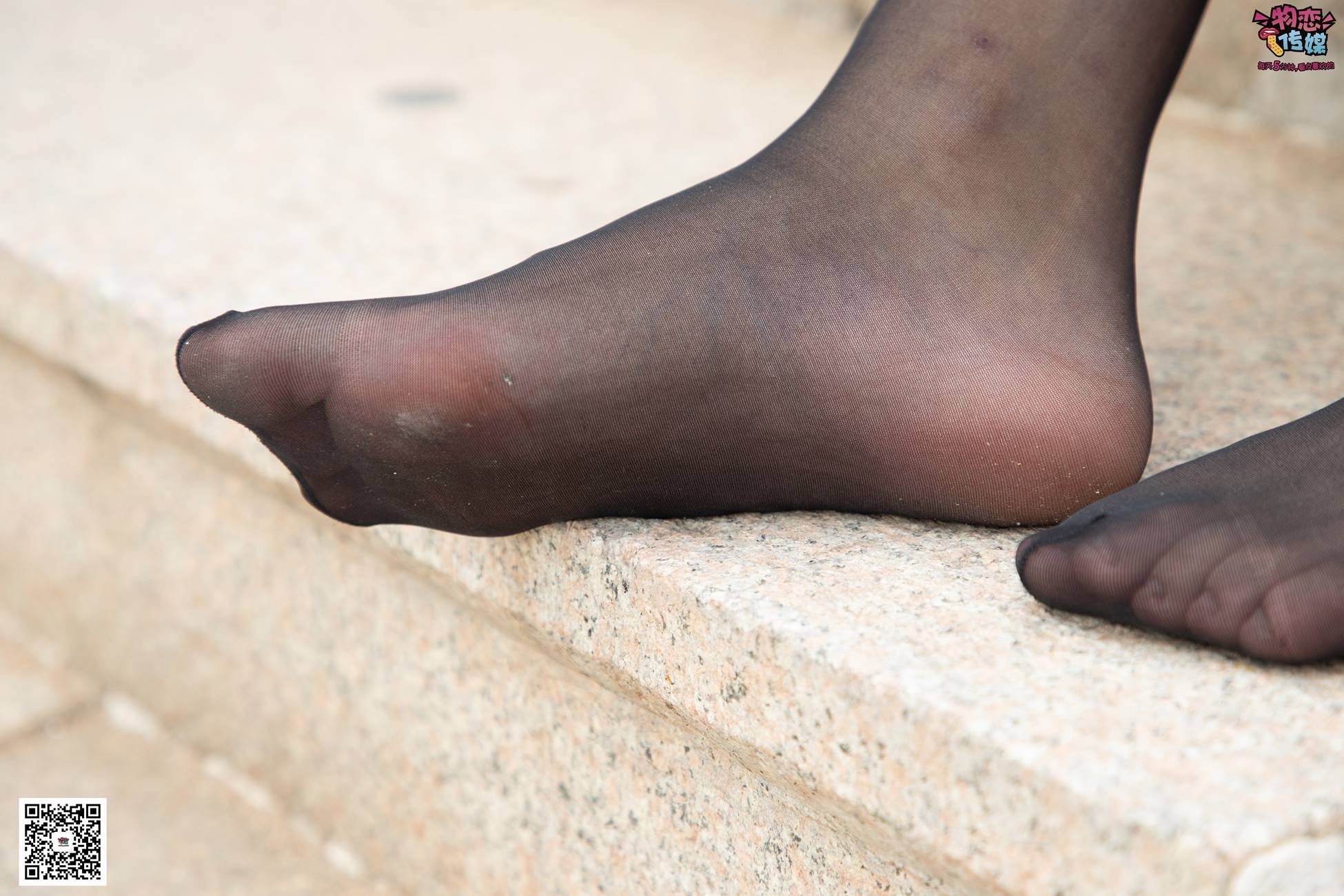 图片[16]-勿恋传媒 No.055 一袭红的神秘与热情,经典白色匡威高帮配黑丝 [143P] – 速更版-美库