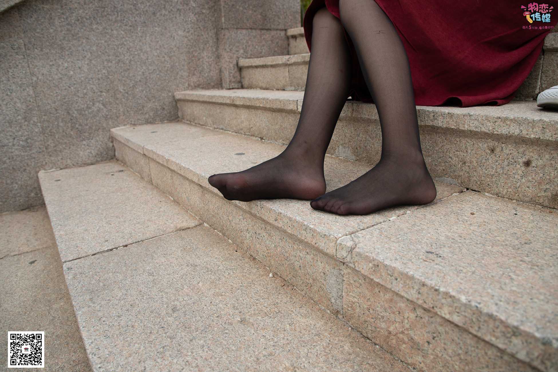 图片[17]-勿恋传媒 No.055 一袭红的神秘与热情,经典白色匡威高帮配黑丝 [143P] – 速更版-美库